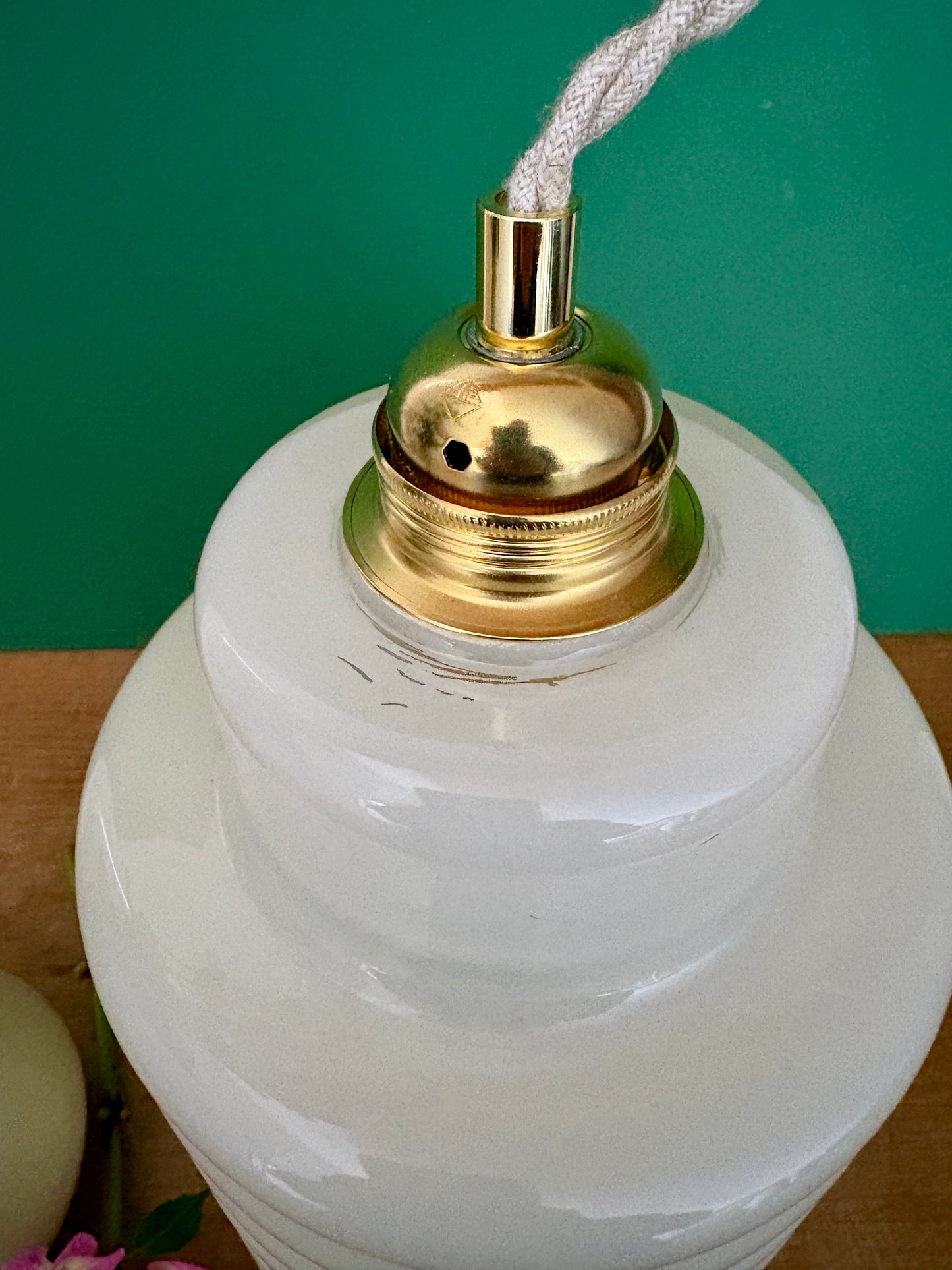 suspension globe vintage en opaline jaune pâle