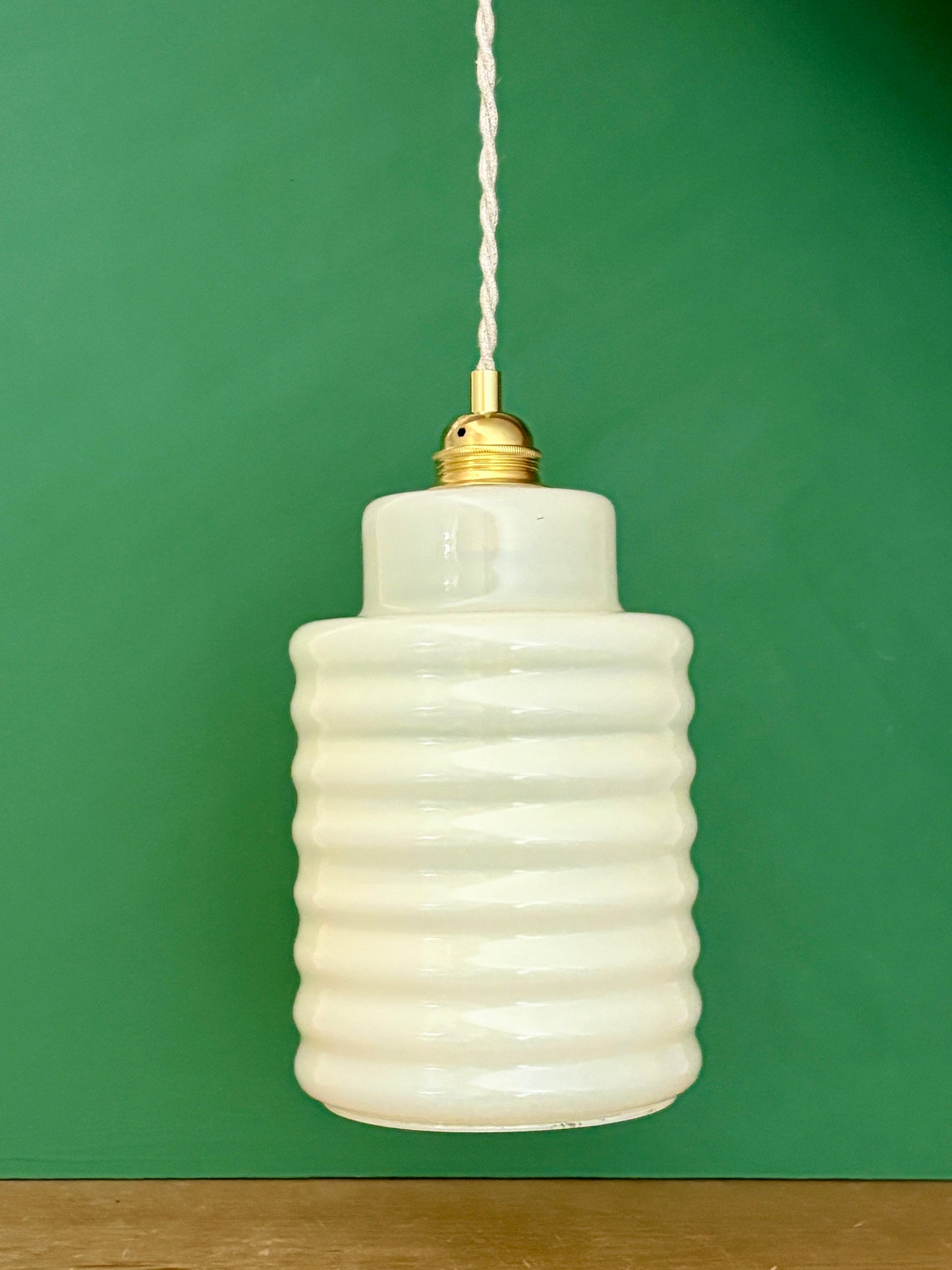 suspension globe vintage en opaline jaune pâle