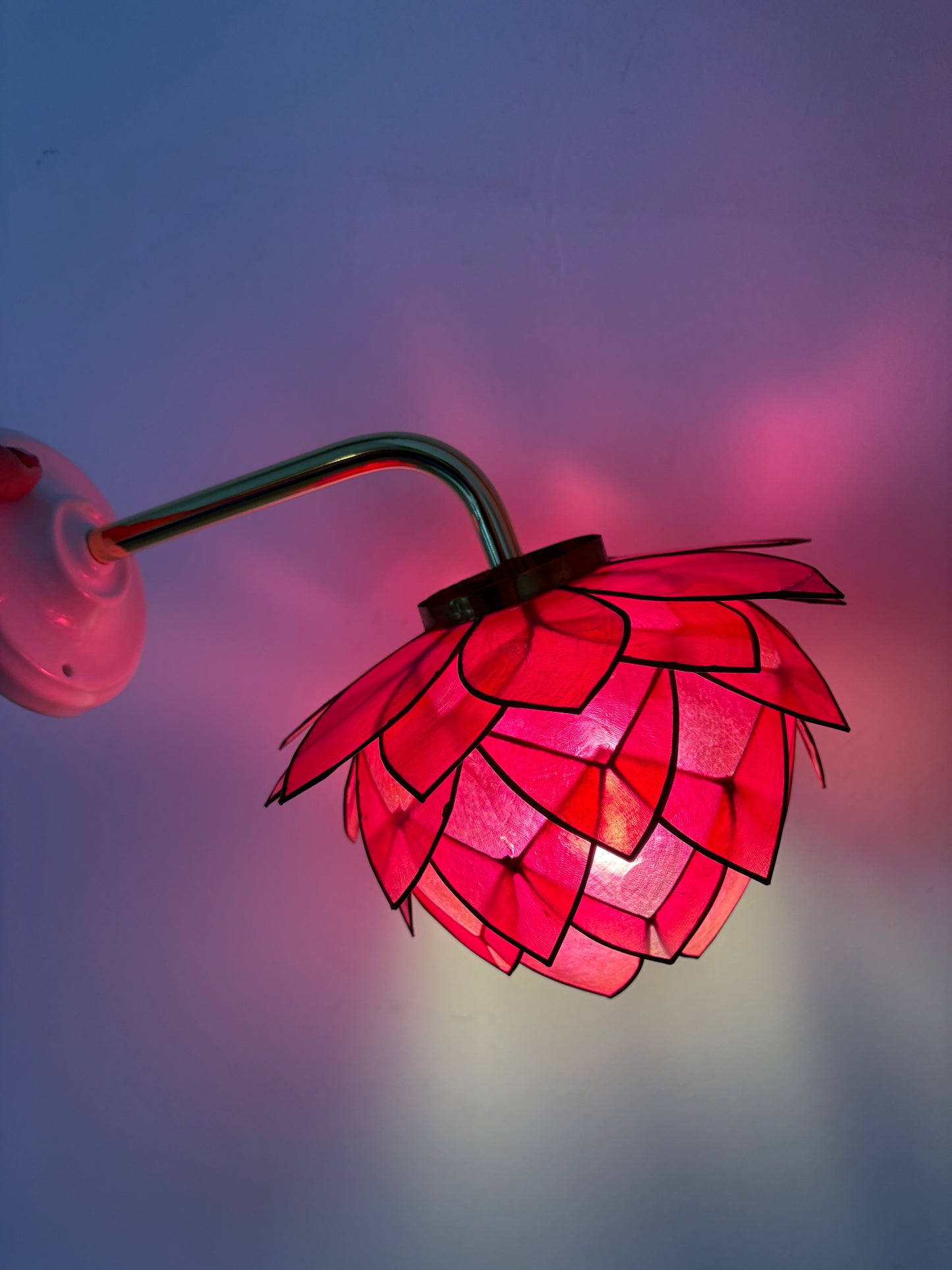 Applique coudée abat-jour vintage en nacre rose