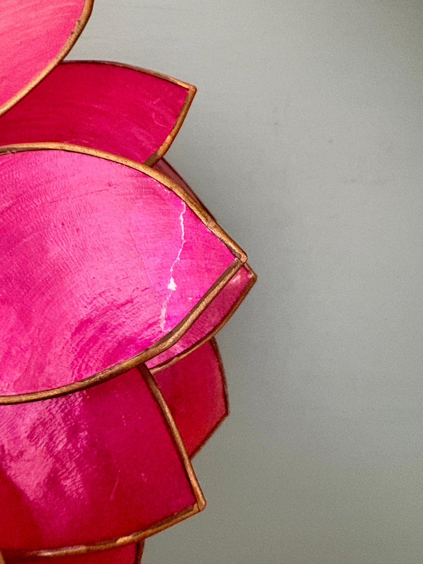 Applique coudée abat-jour vintage en nacre rose