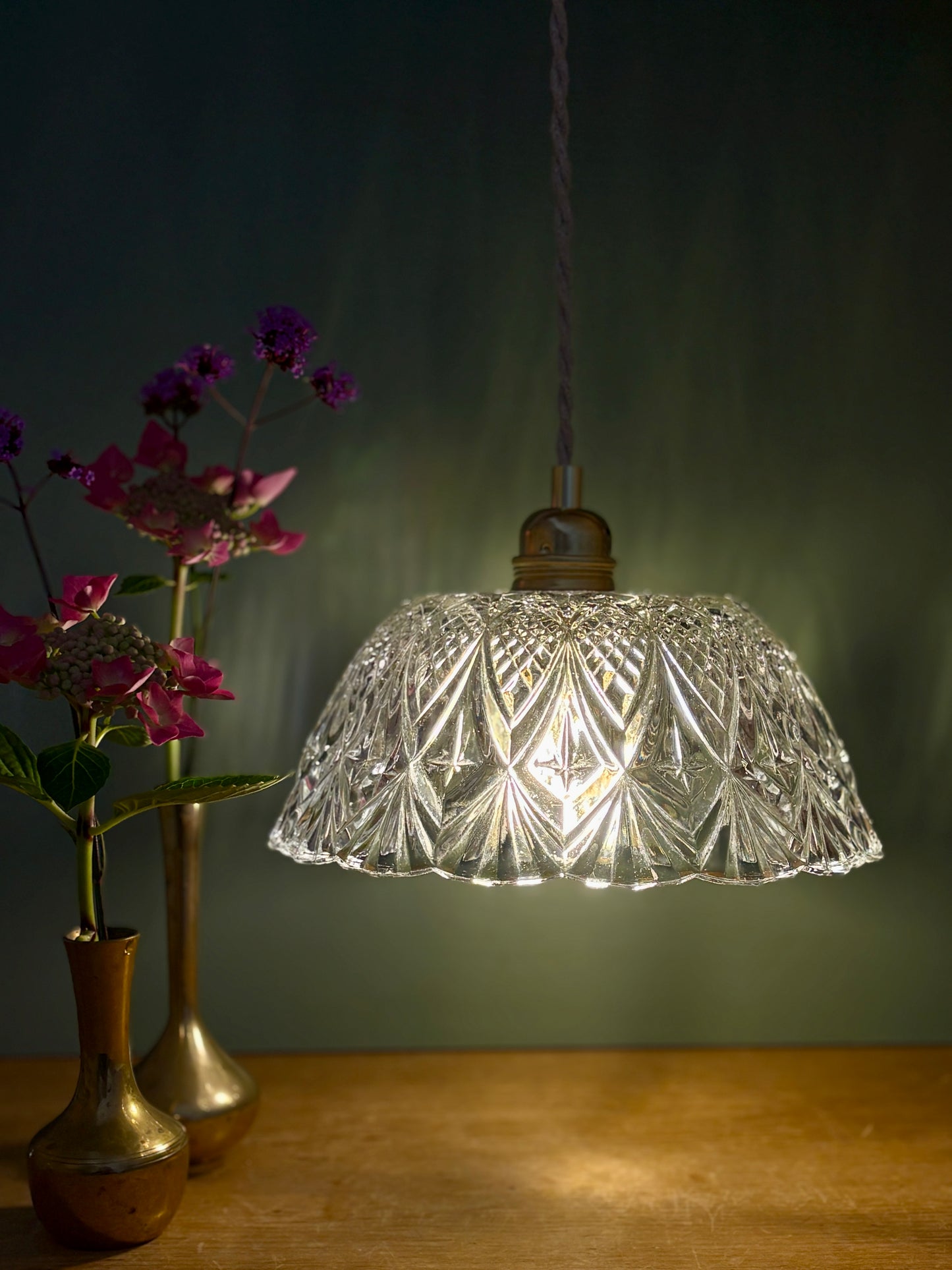 Suspension abat-jour vintage en verre travaillé - collection vaisselle -