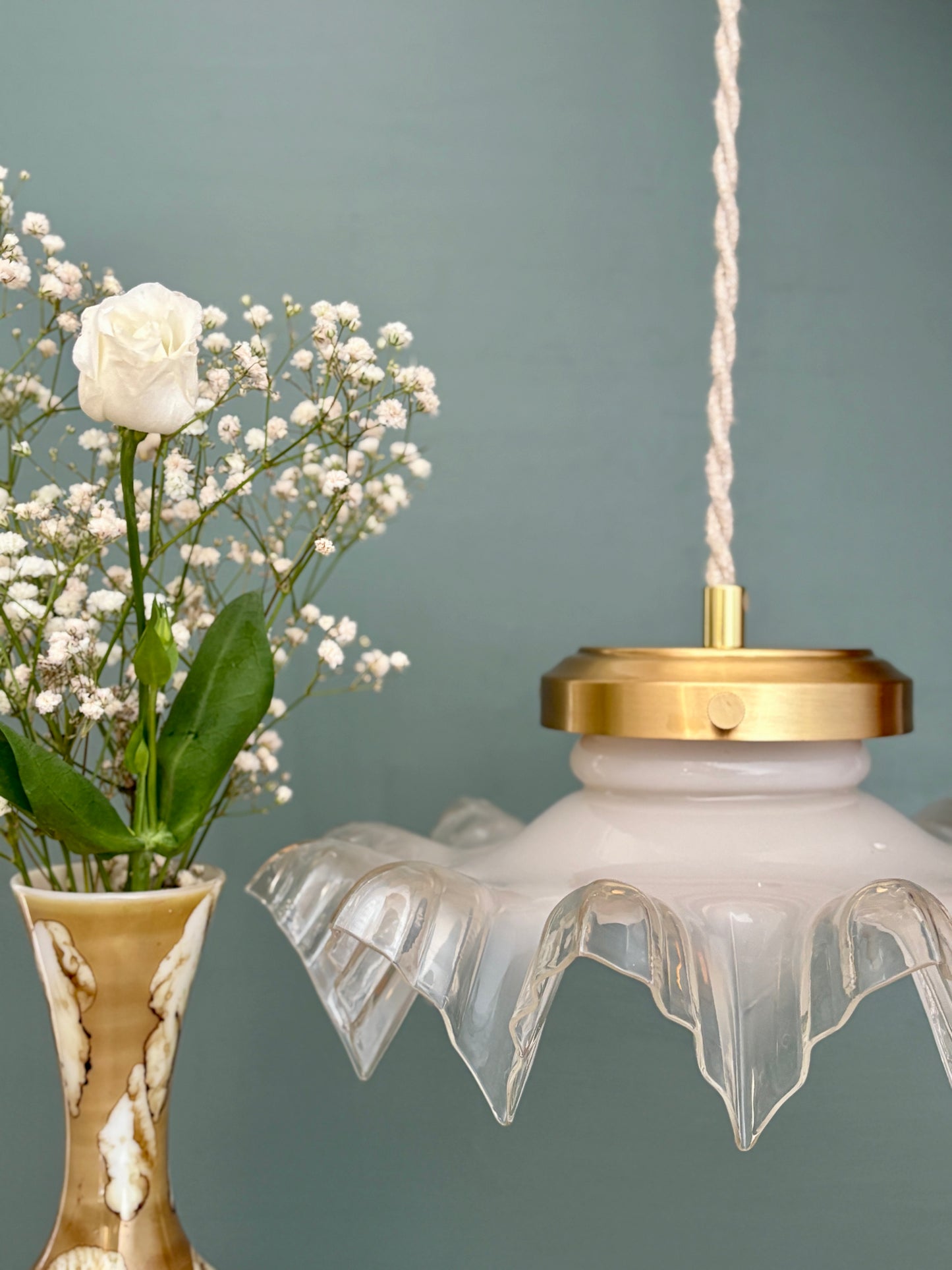 Suspension abat-jour vintage dentelle en verre mi blanc mi transparent