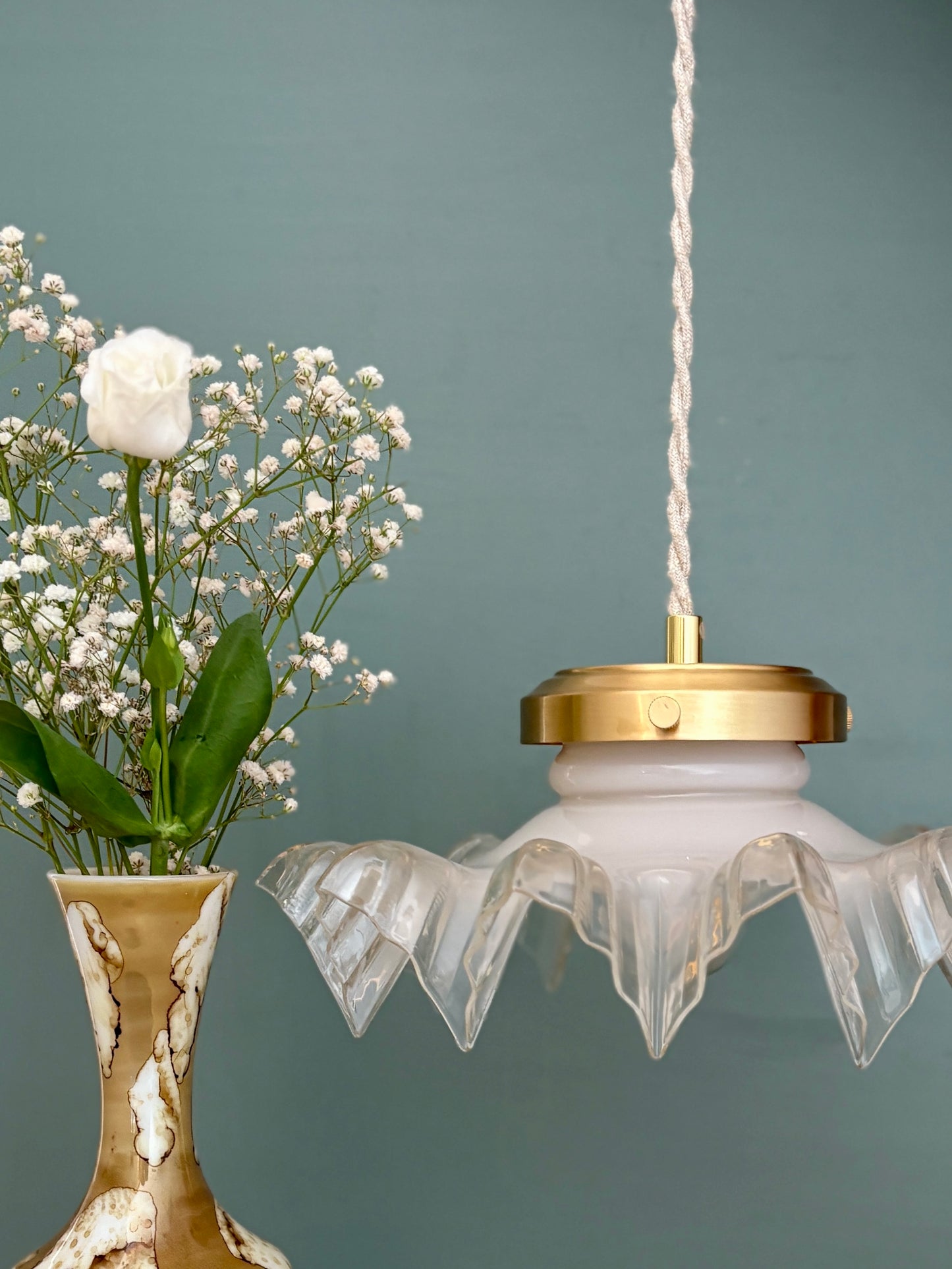 Suspension abat-jour vintage dentelle en verre mi blanc mi transparent