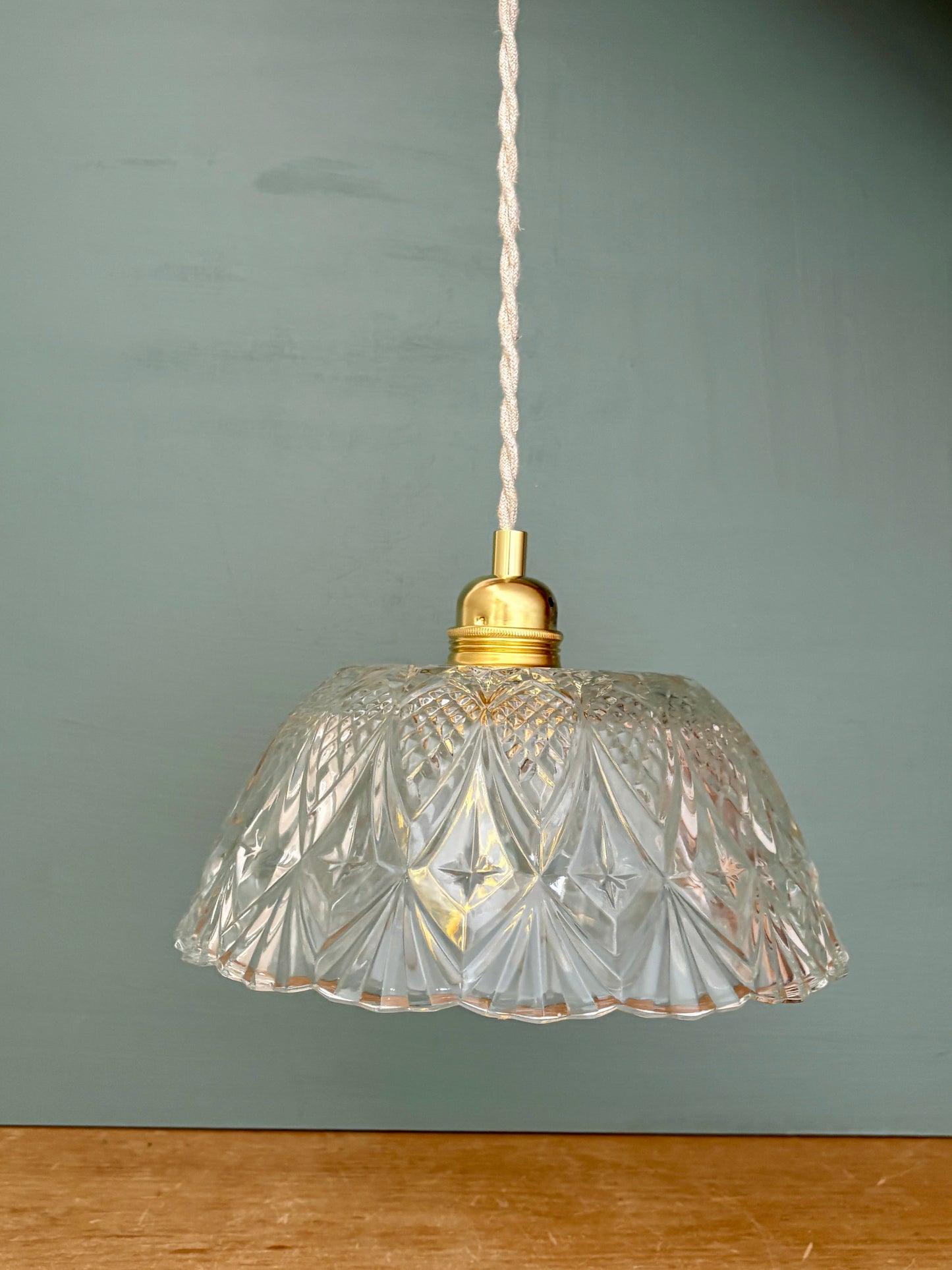 Suspension abat-jour vintage en verre travaillé - collection vaisselle -