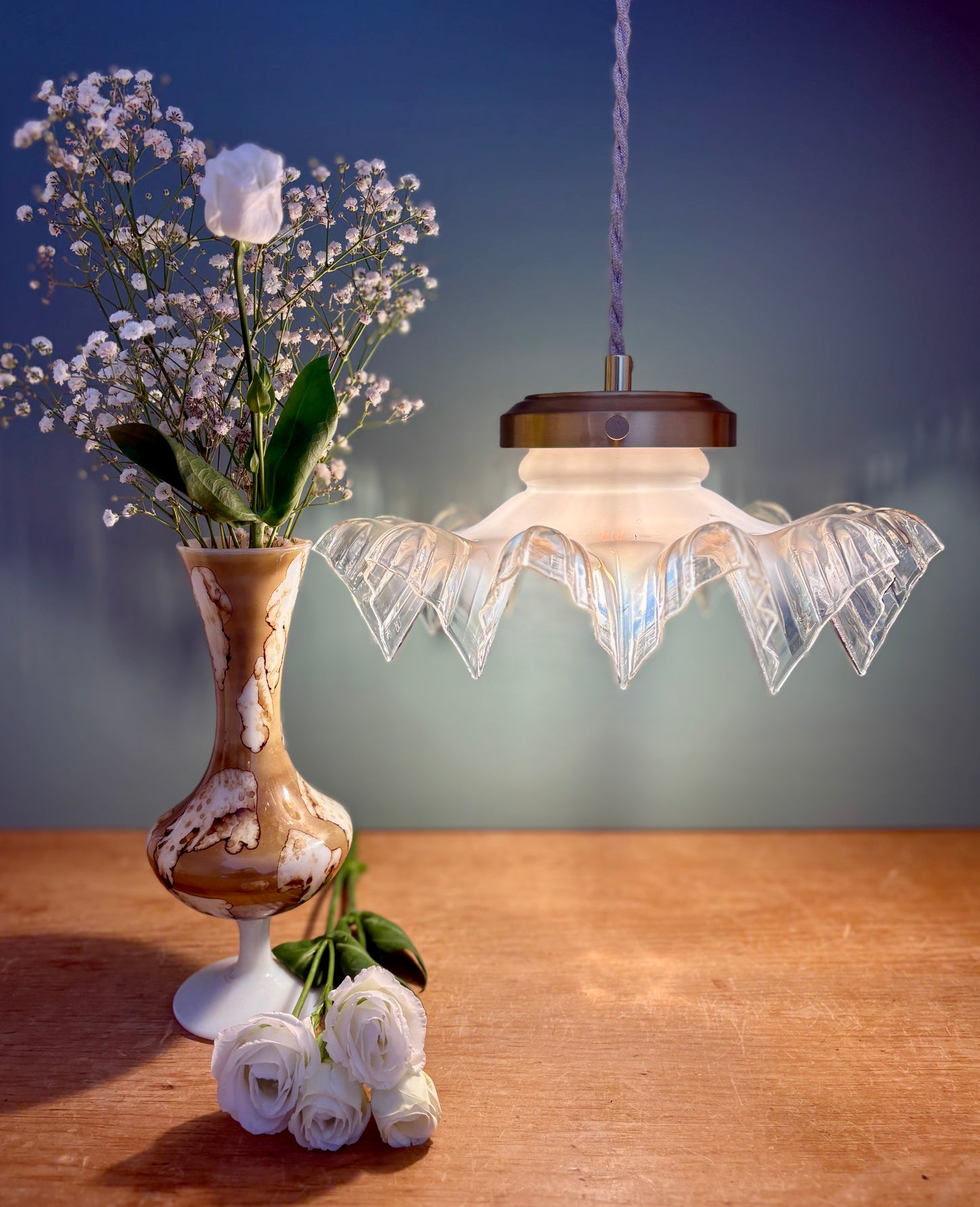 Suspension abat-jour vintage dentelle en verre mi blanc mi transparent