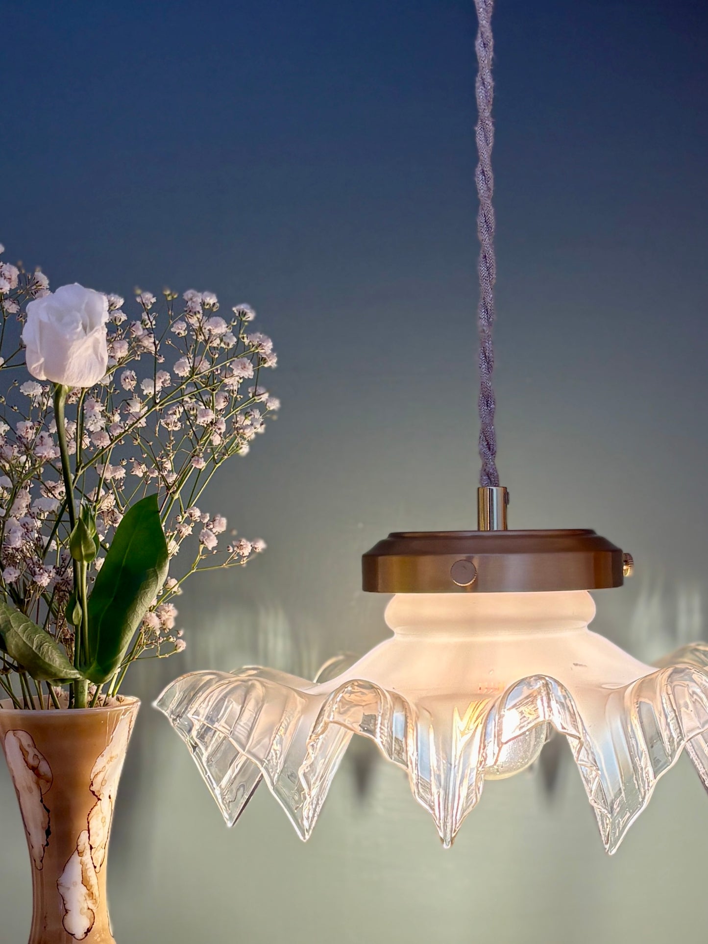 Suspension abat-jour vintage dentelle en verre mi blanc mi transparent