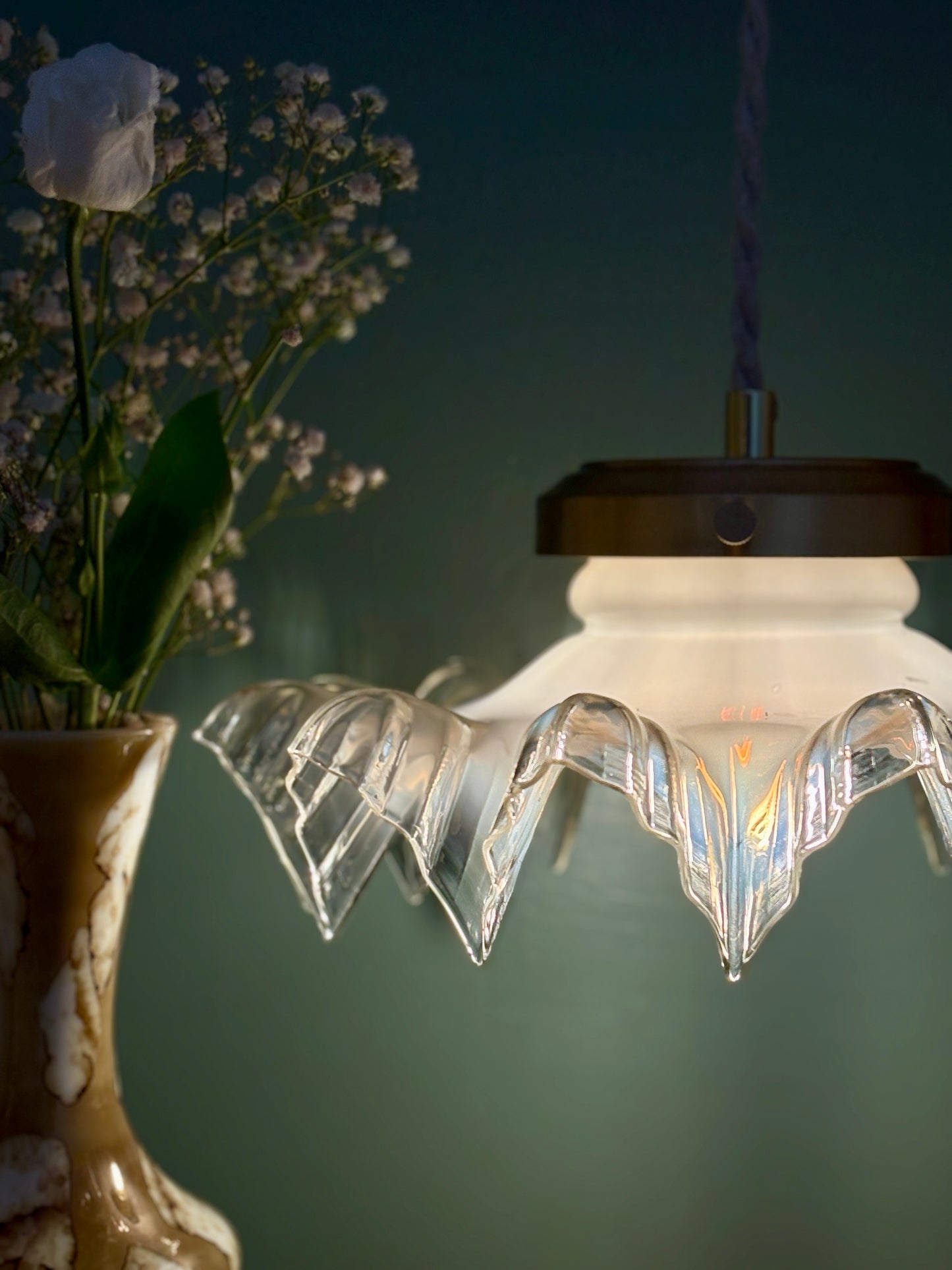 Suspension abat-jour vintage dentelle en verre mi blanc mi transparent