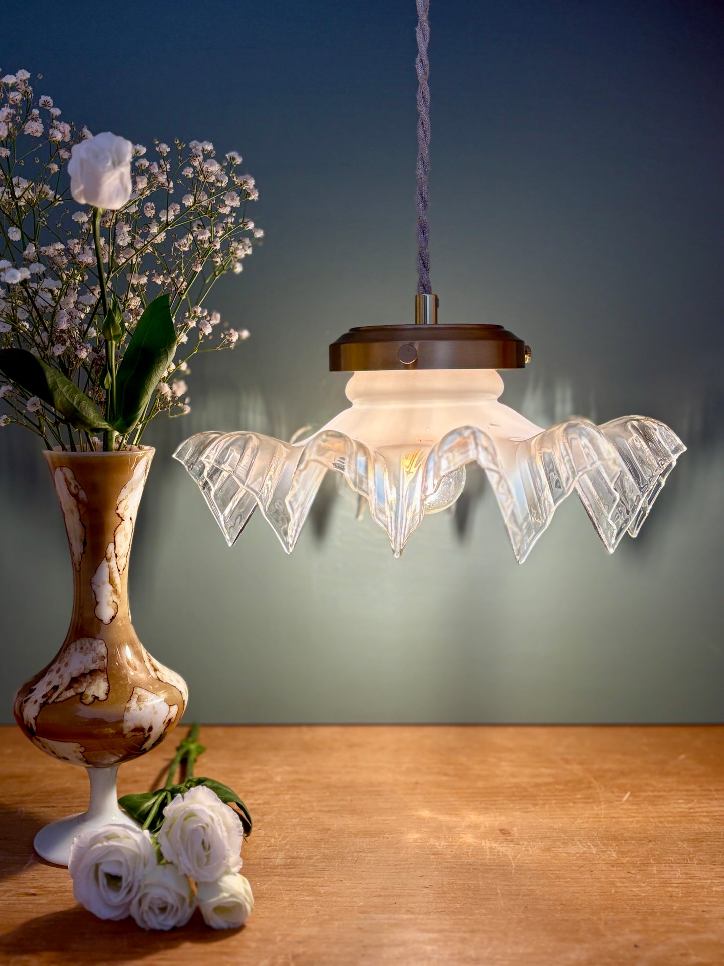 Suspension abat-jour vintage dentelle en verre mi blanc mi transparent