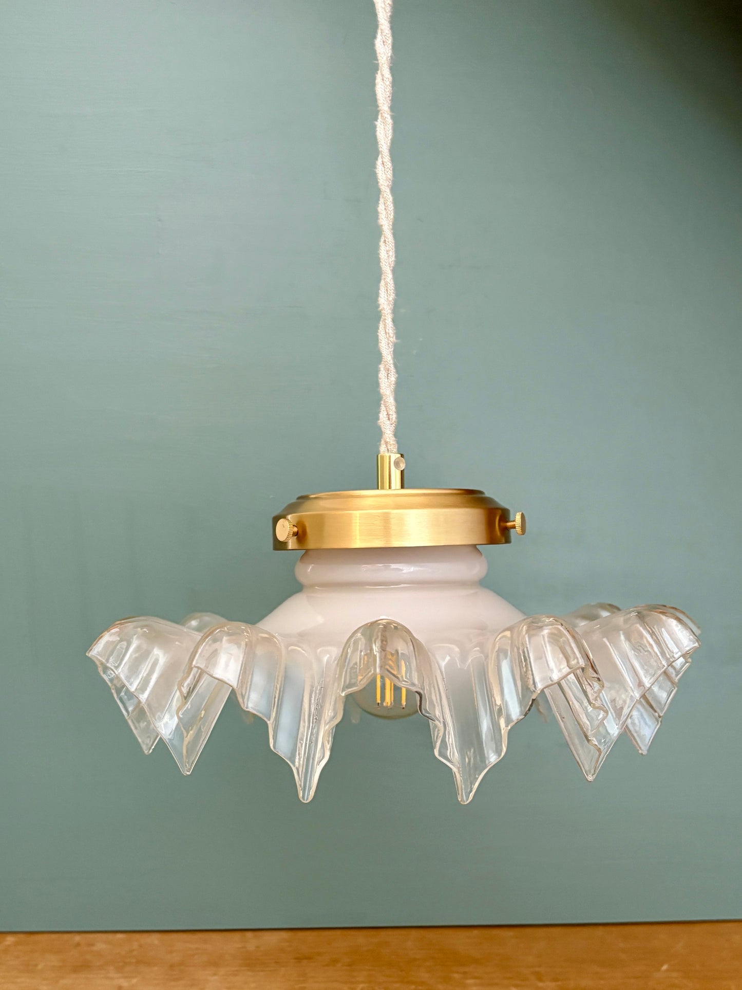 Suspension abat-jour vintage dentelle en verre mi blanc mi transparent