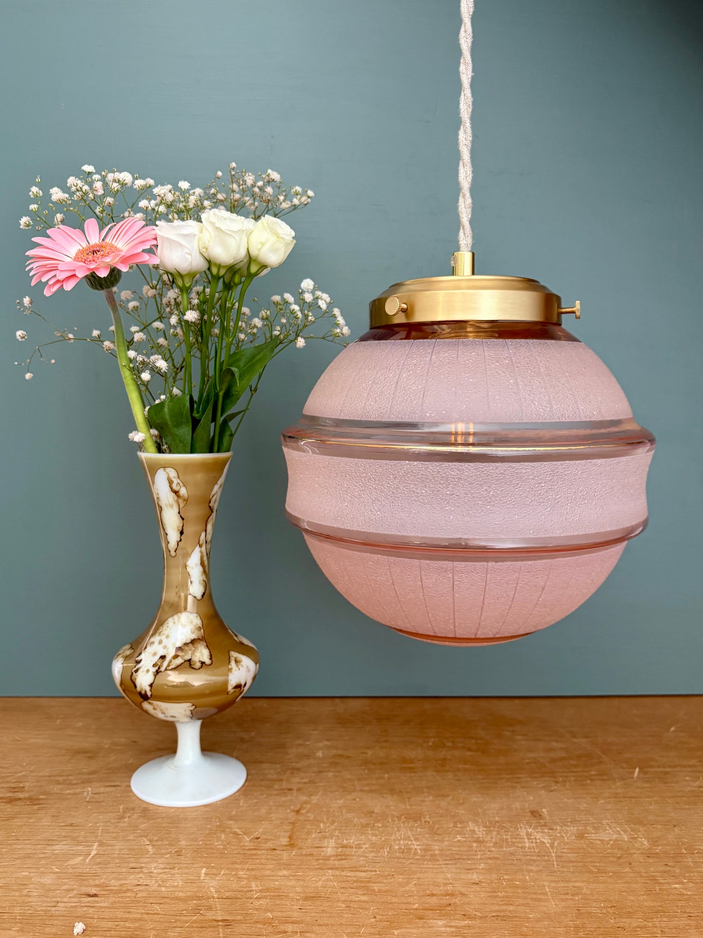 Suspension globe vintage art déco en verre granité rose et or
