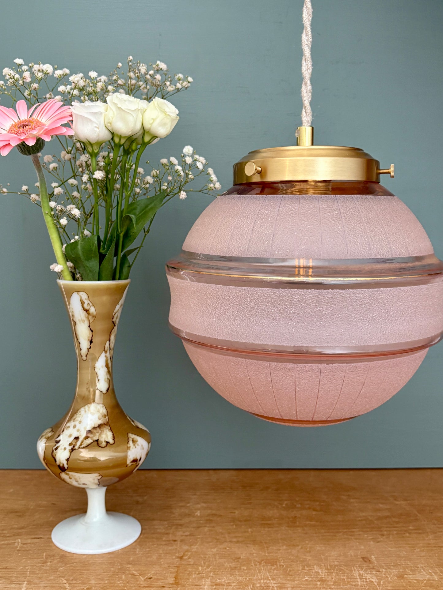 Suspension globe vintage art déco en verre granité rose et or