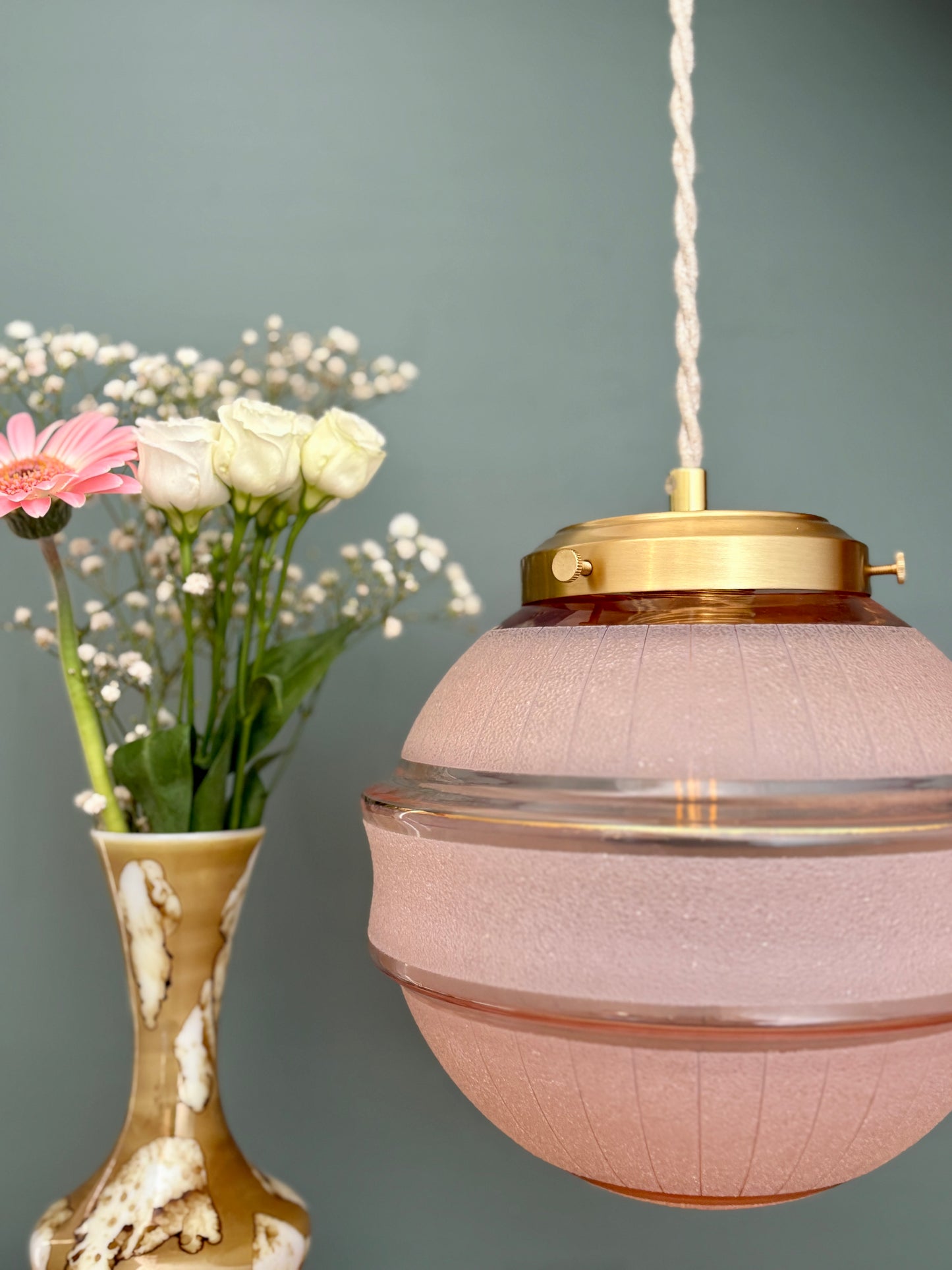 Suspension globe vintage art déco en verre granité rose et or