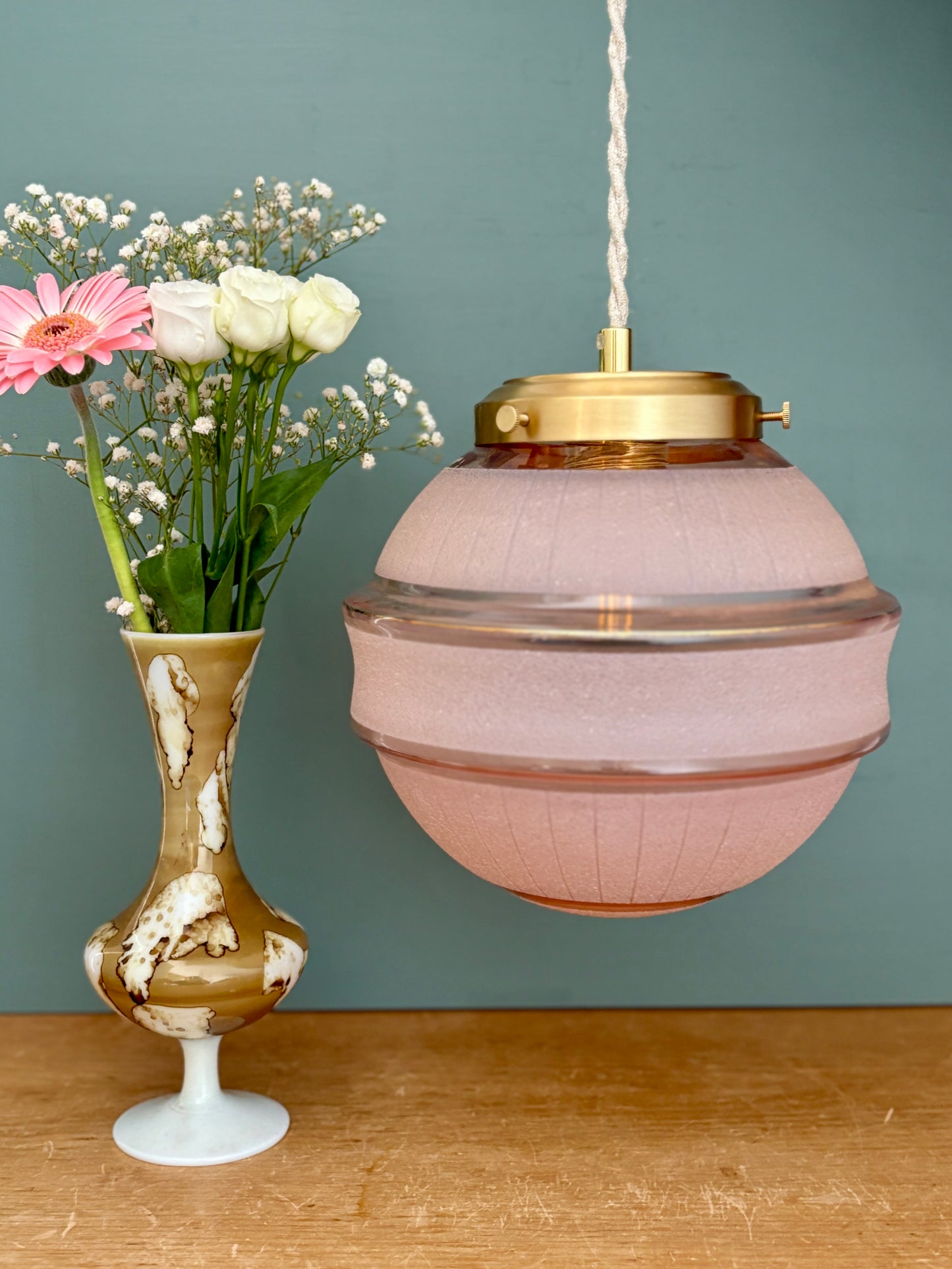 Suspension globe vintage art déco en verre granité rose et or
