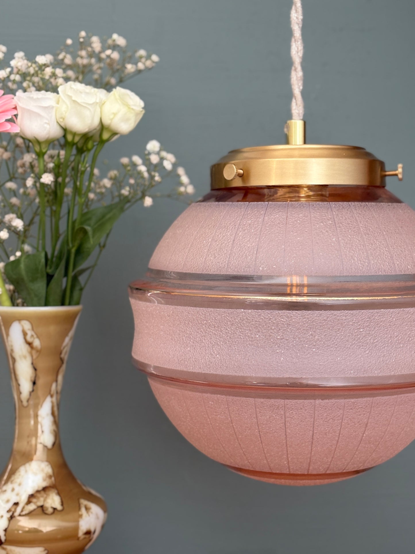 Suspension globe vintage art déco en verre granité rose et or