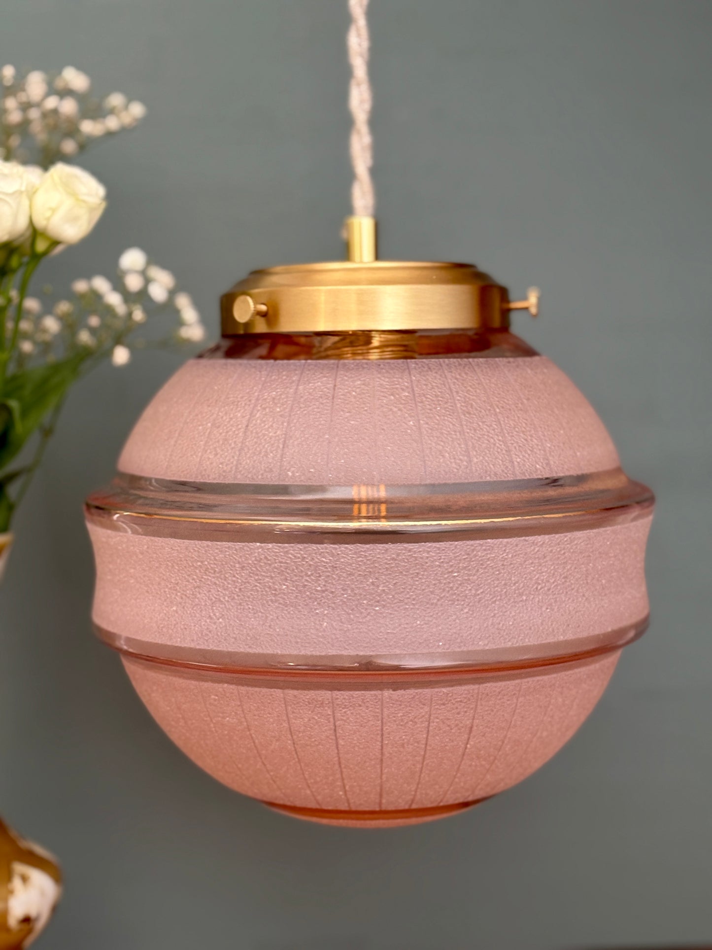 Suspension globe vintage art déco en verre granité rose et or