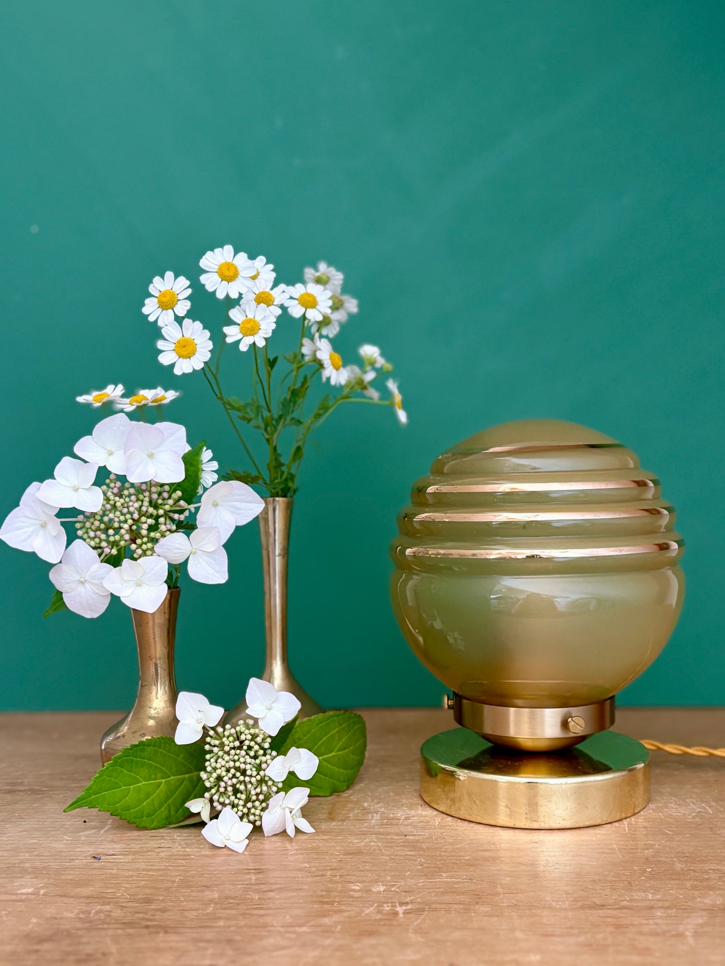 Lampe à poser globe vintage en verre jaune et or
