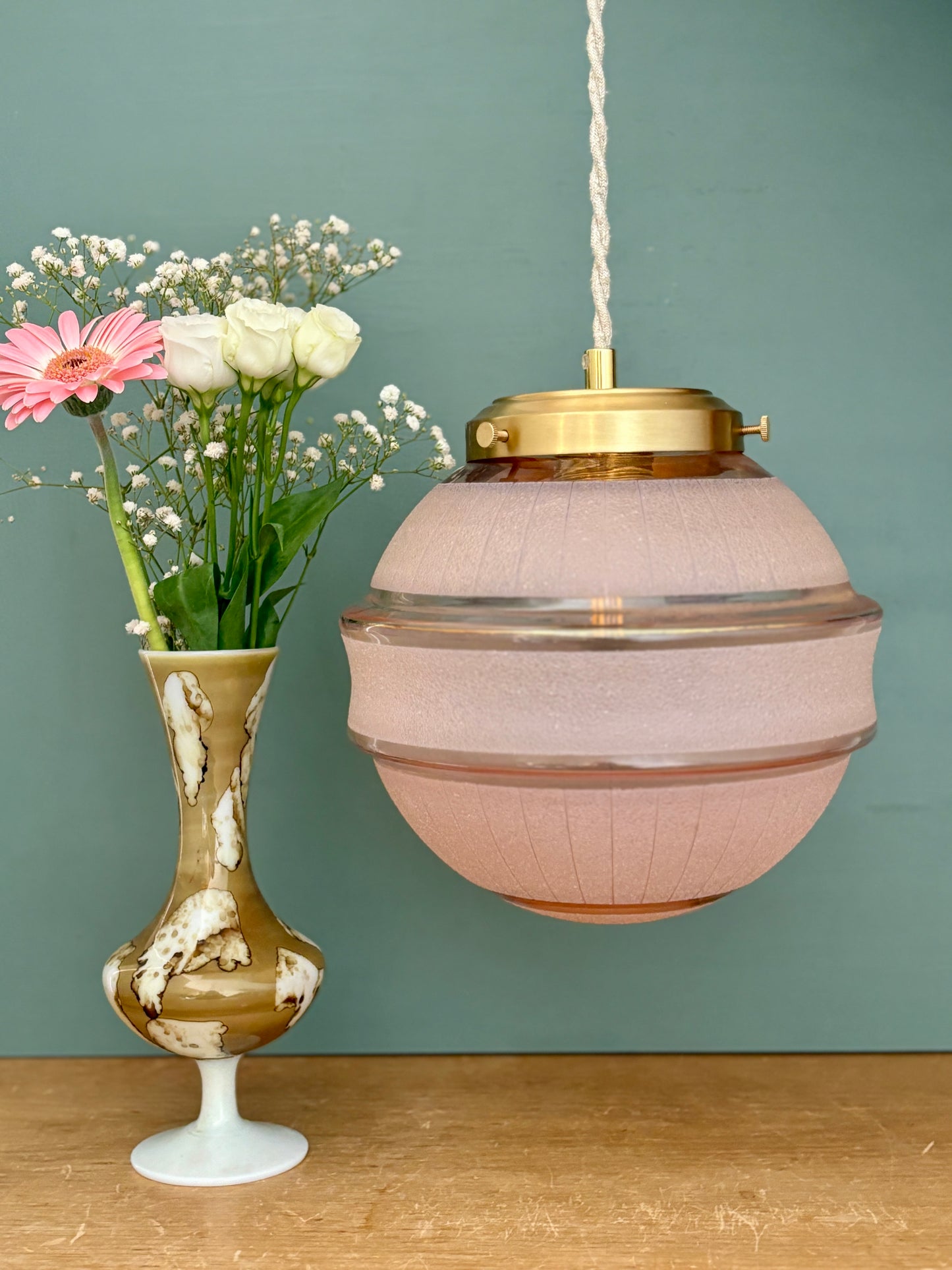 Suspension globe vintage art déco en verre granité rose et or