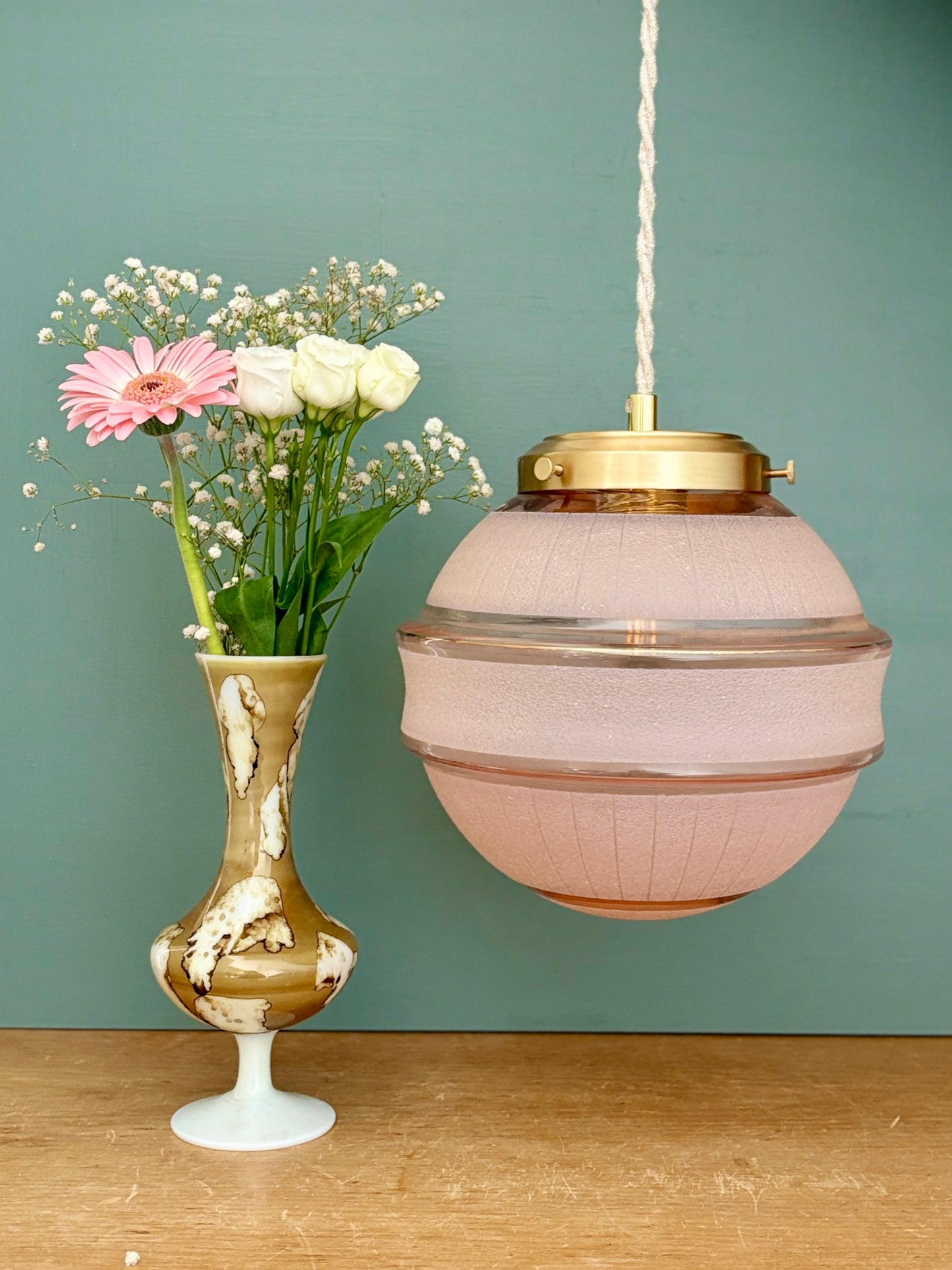 Suspension globe vintage art déco en verre granité rose et or