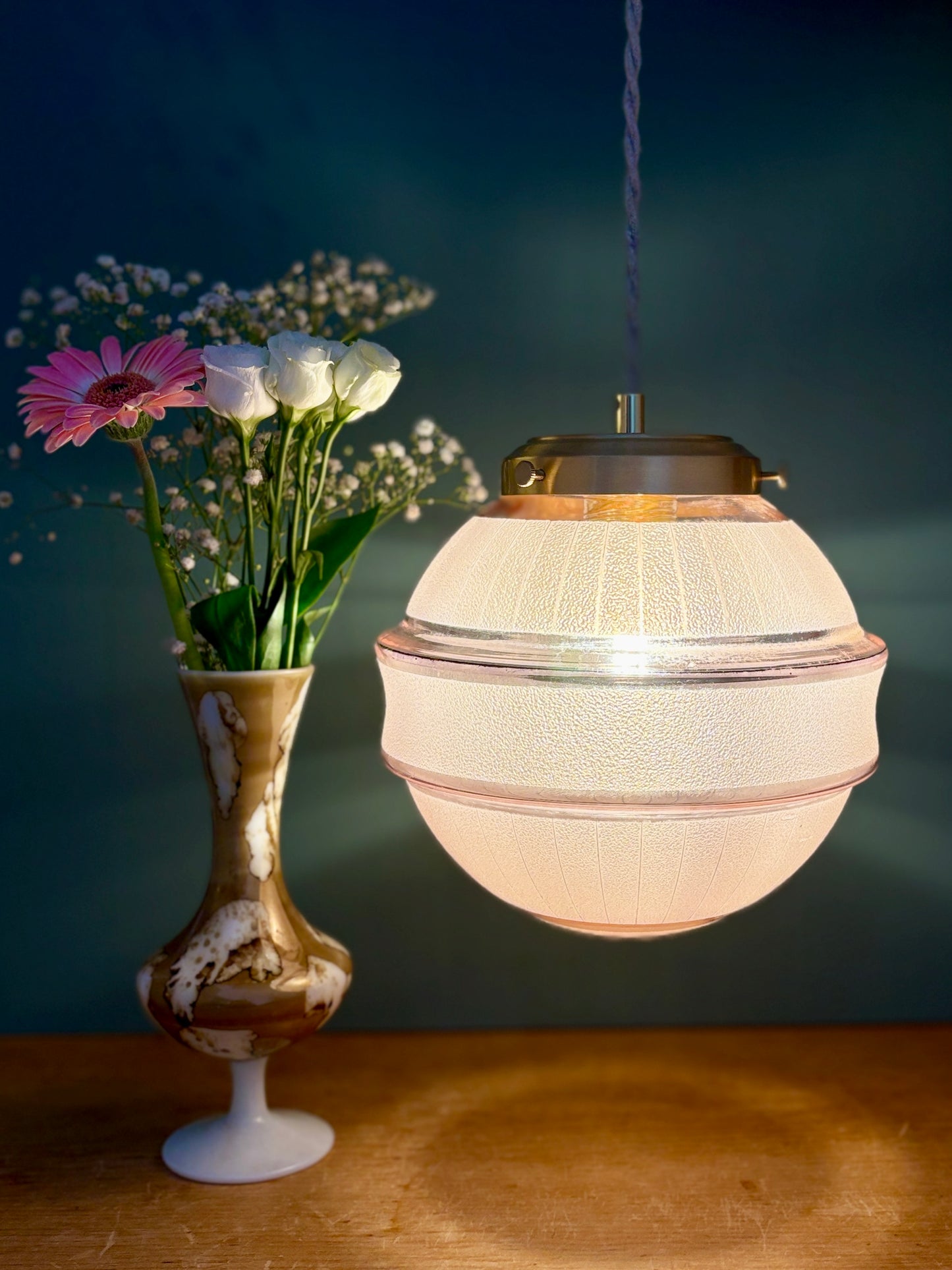Suspension globe vintage art déco en verre granité rose et or
