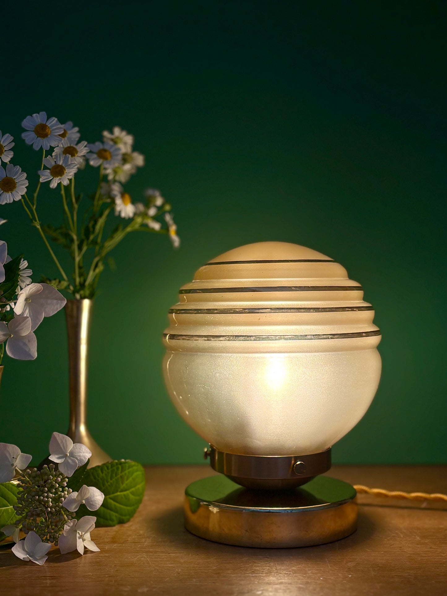 Lampe à poser globe vintage en verre jaune et or
