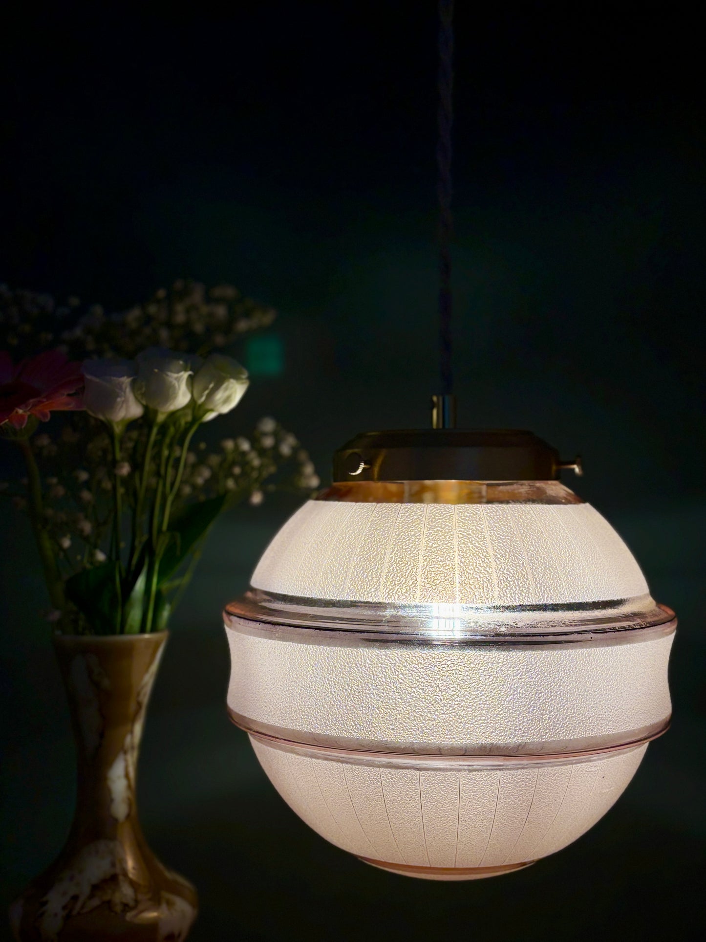 Suspension globe vintage art déco en verre granité rose et or
