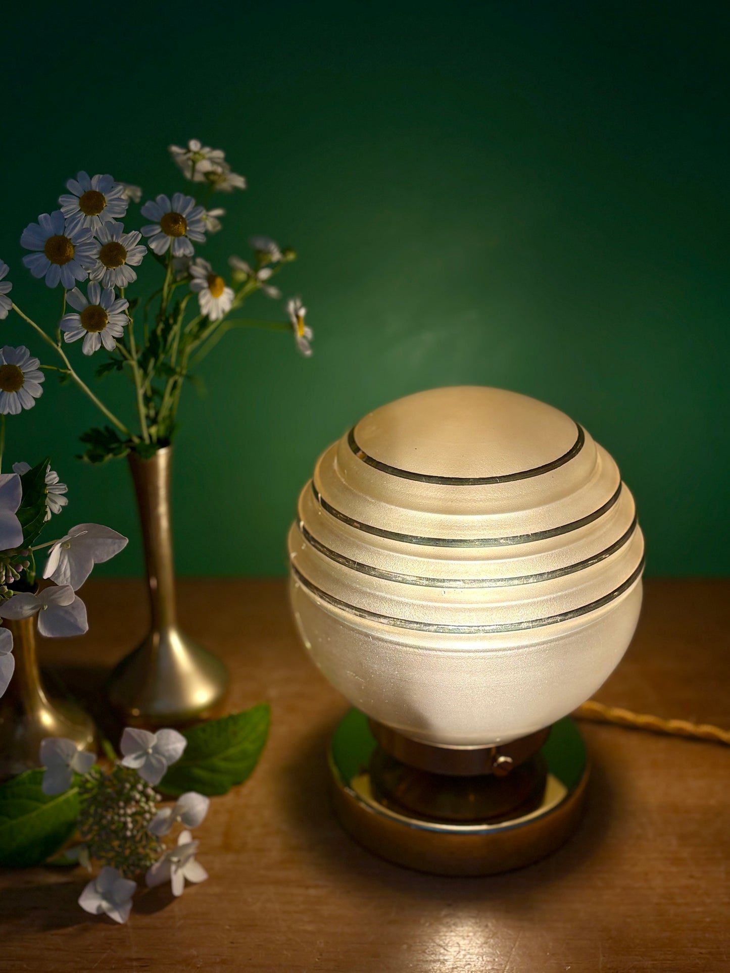 Lampe à poser globe vintage en verre jaune et or
