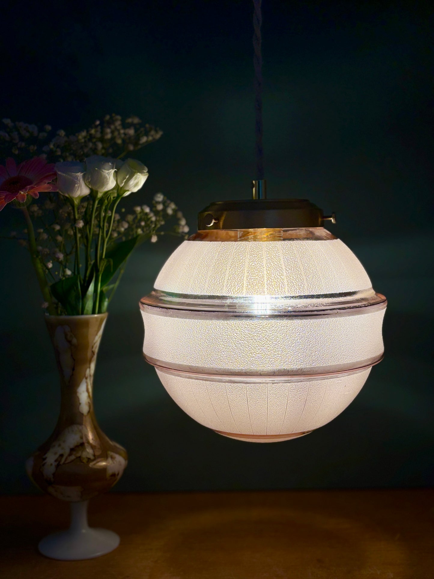 Suspension globe vintage art déco en verre granité rose et or