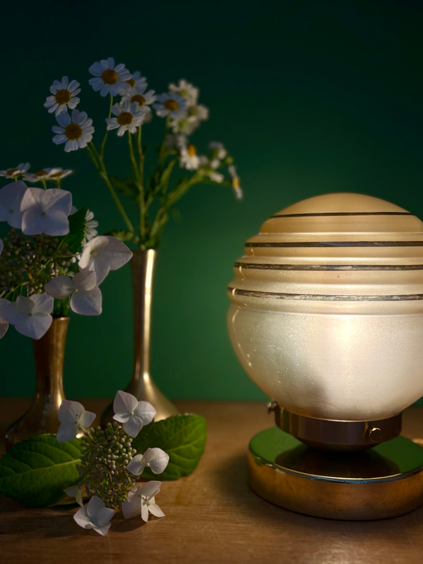 Lampe à poser globe vintage en verre jaune et or