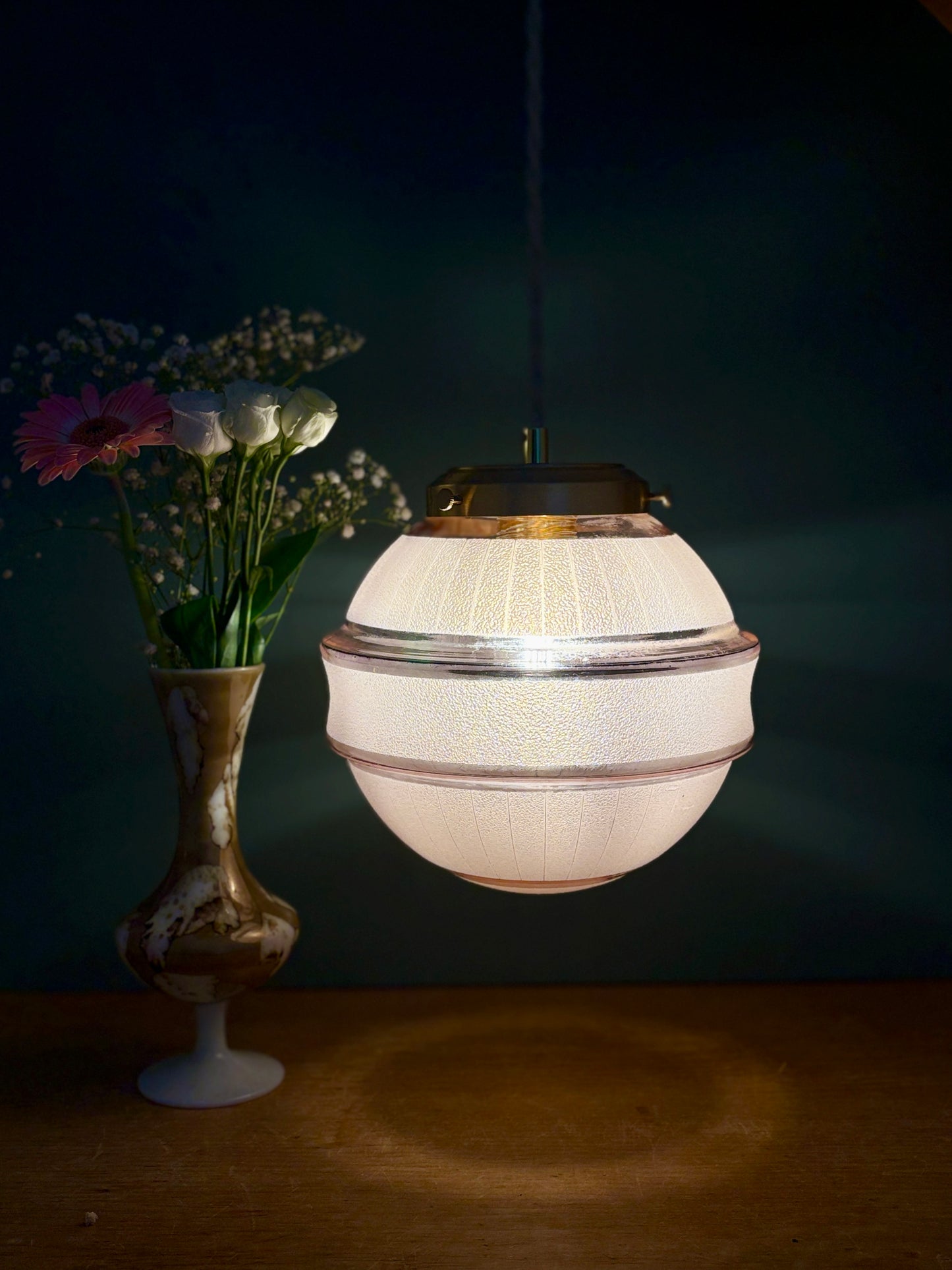 Suspension globe vintage art déco en verre granité rose et or