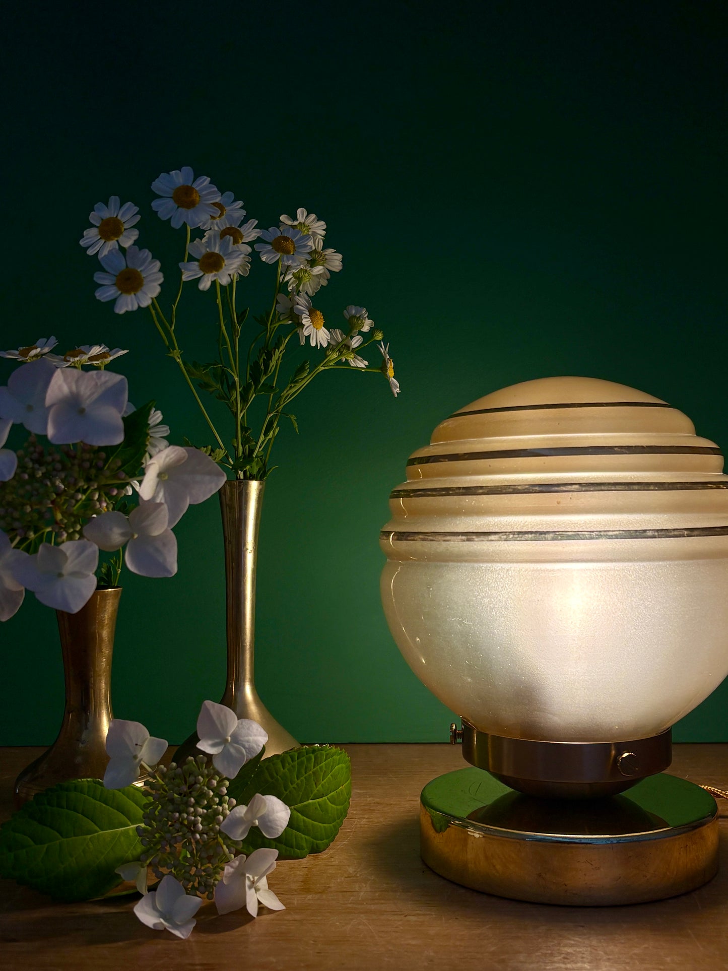 Lampe à poser globe vintage en verre jaune et or