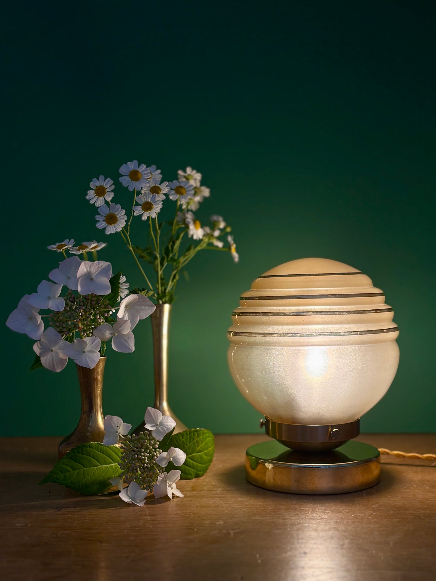 Lampe à poser globe vintage en verre jaune et or