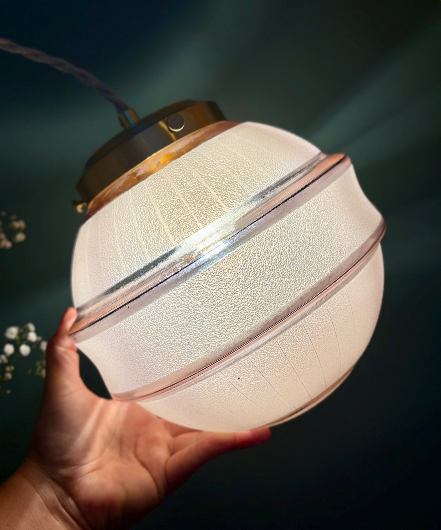 Suspension globe vintage art déco en verre granité rose et or