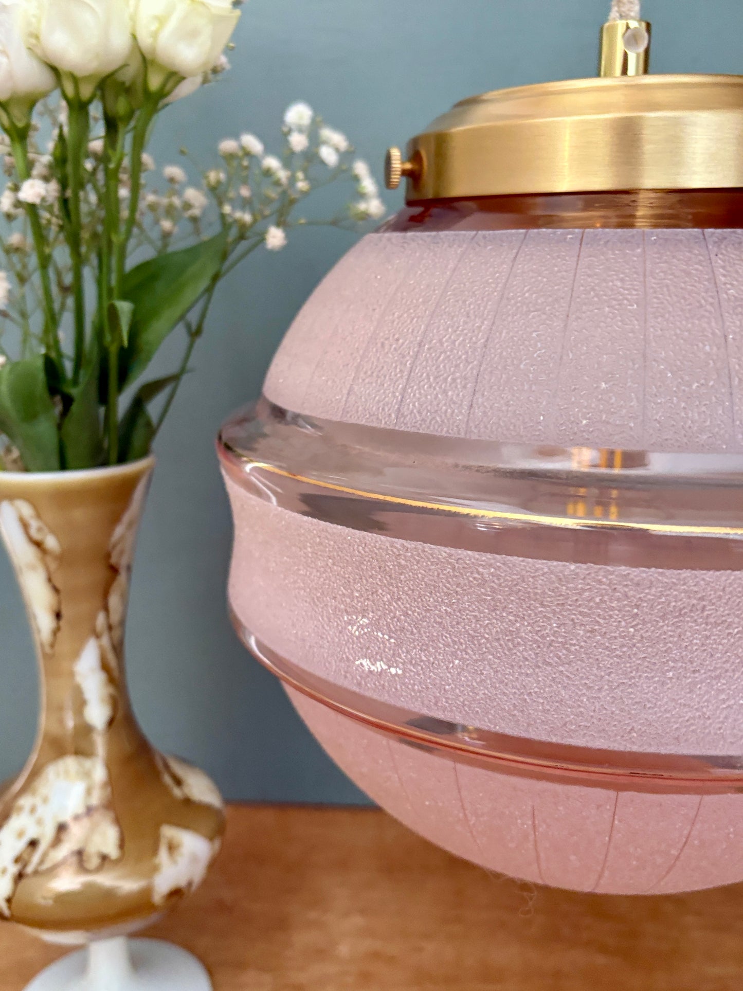 Suspension globe vintage art déco en verre granité rose et or