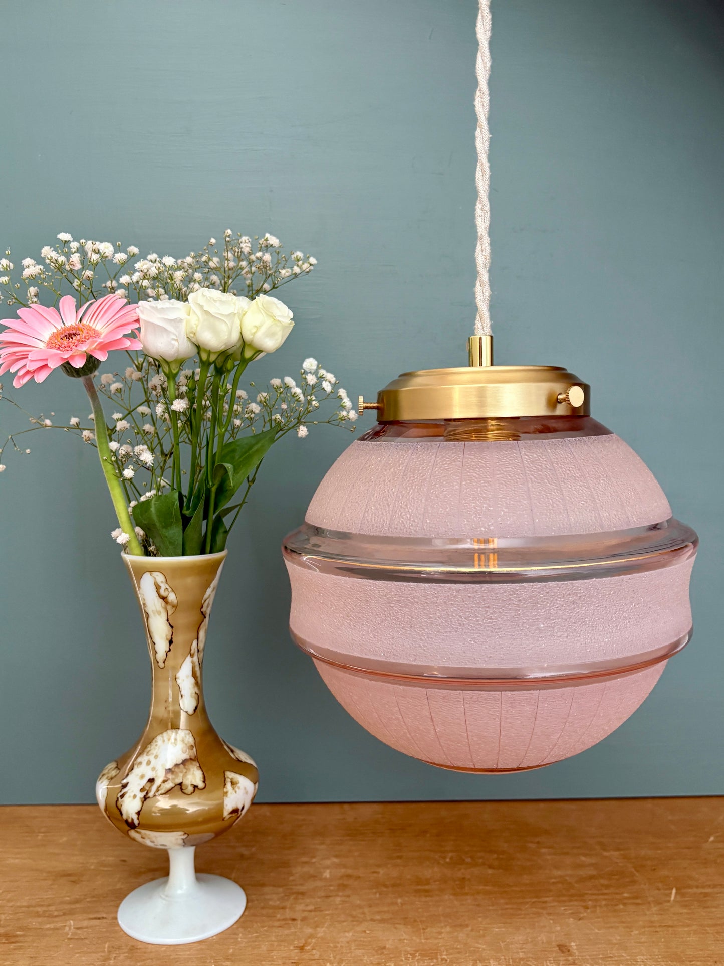 Suspension globe vintage art déco en verre granité rose et or