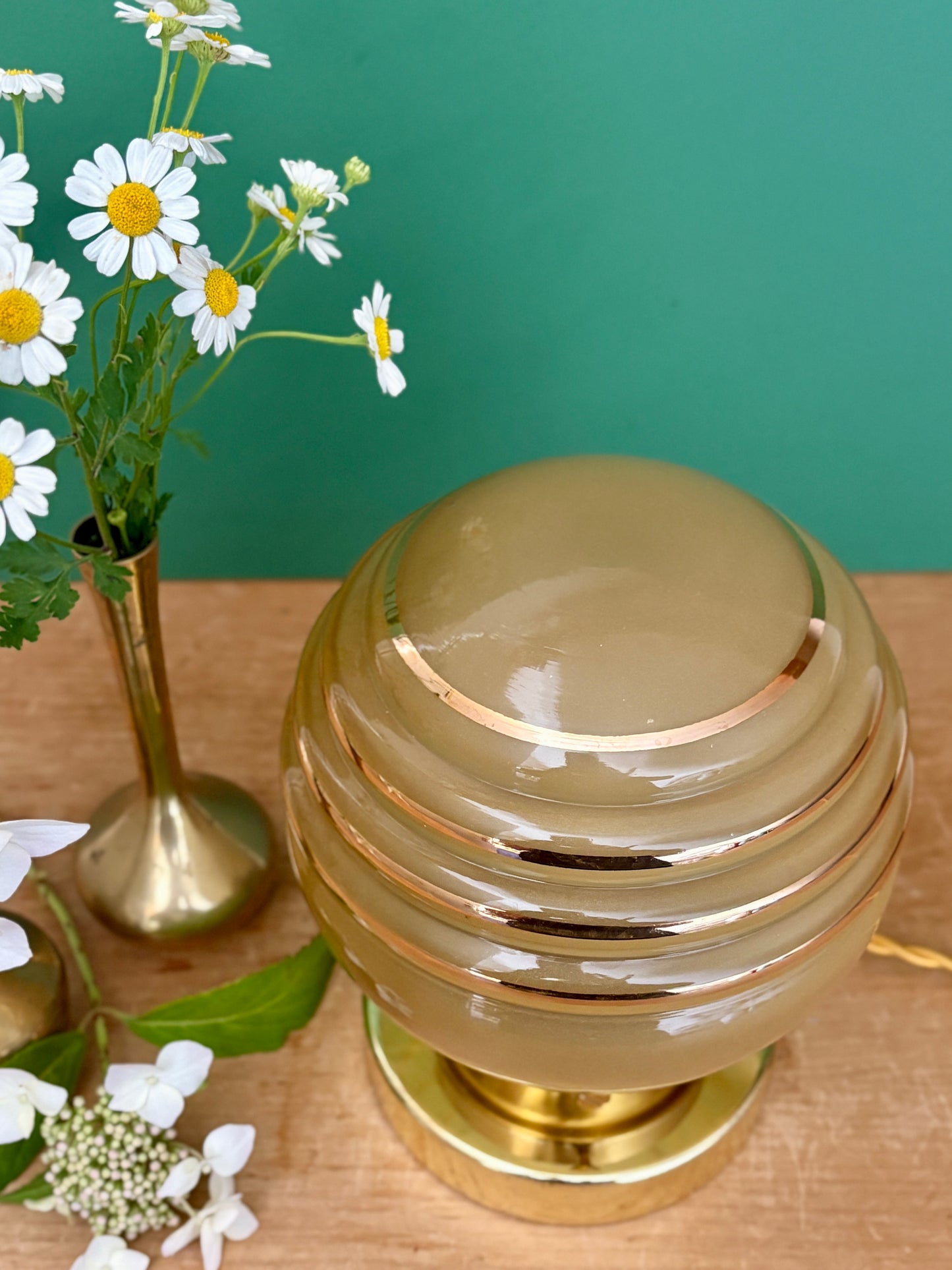 Lampe à poser globe vintage en verre jaune et or