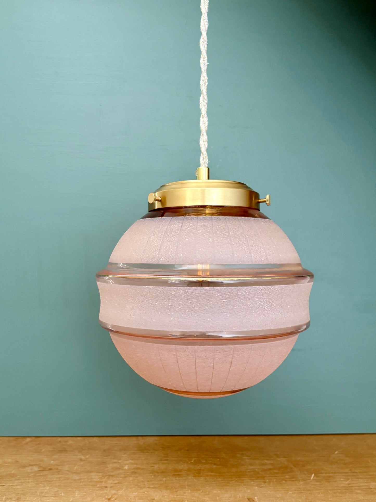 Suspension globe vintage art déco en verre granité rose et or