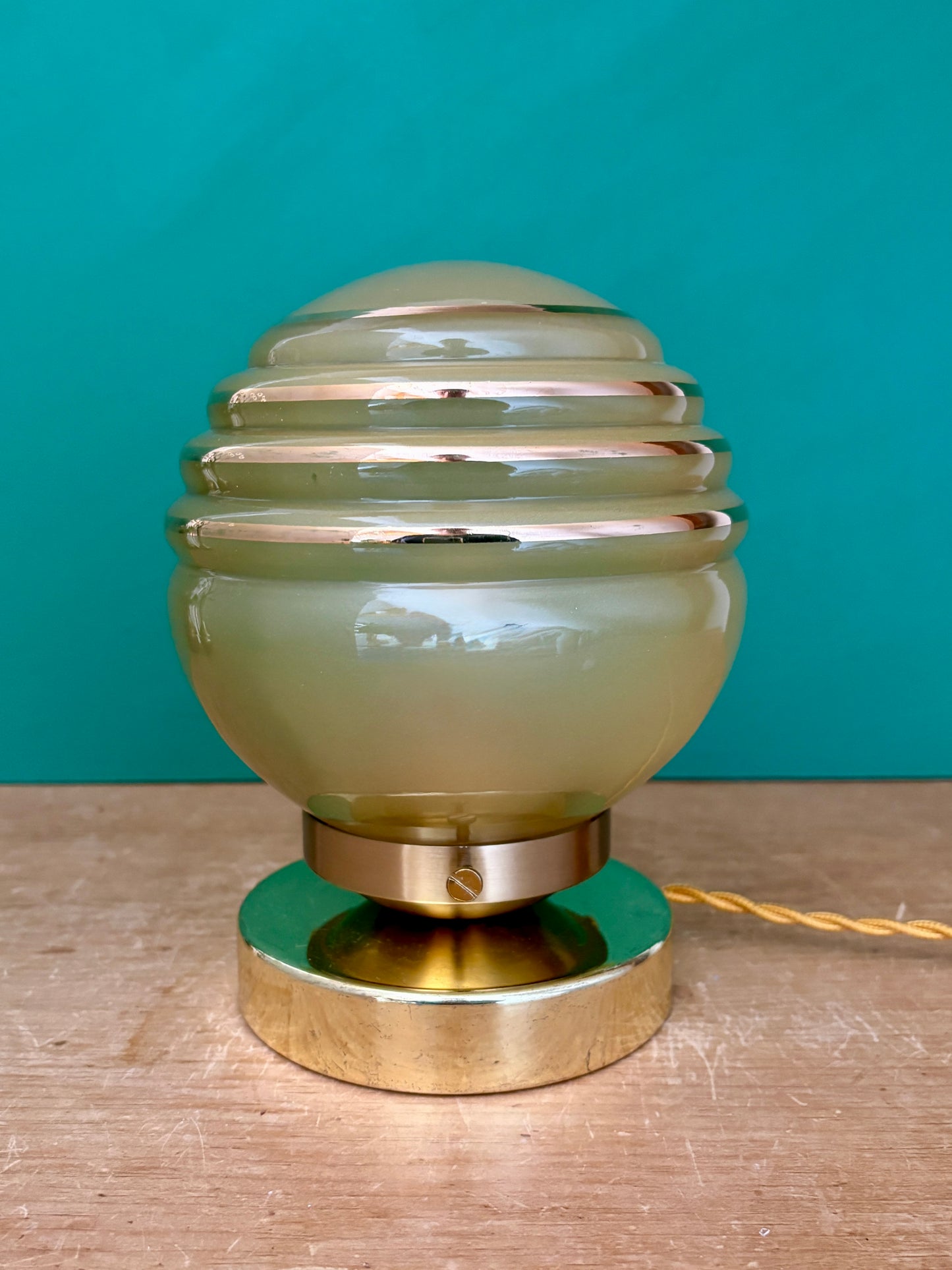 Lampe à poser globe vintage en verre jaune et or