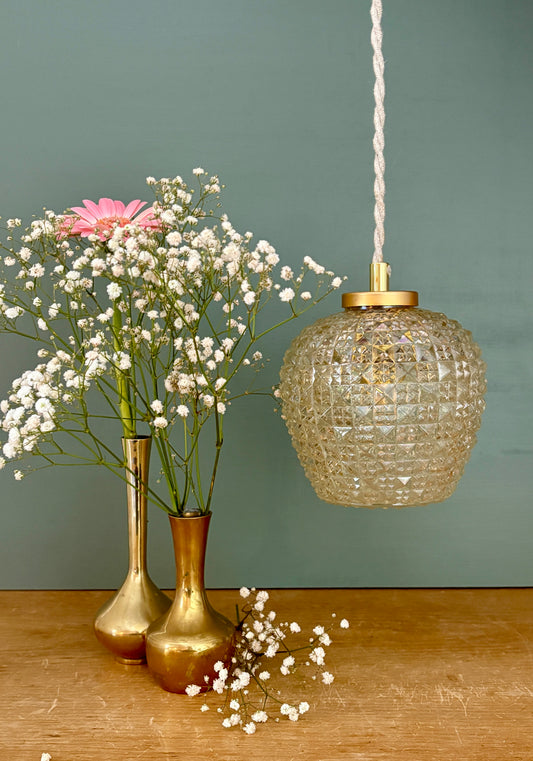 Suspension globe vintage en verre moulé ambré