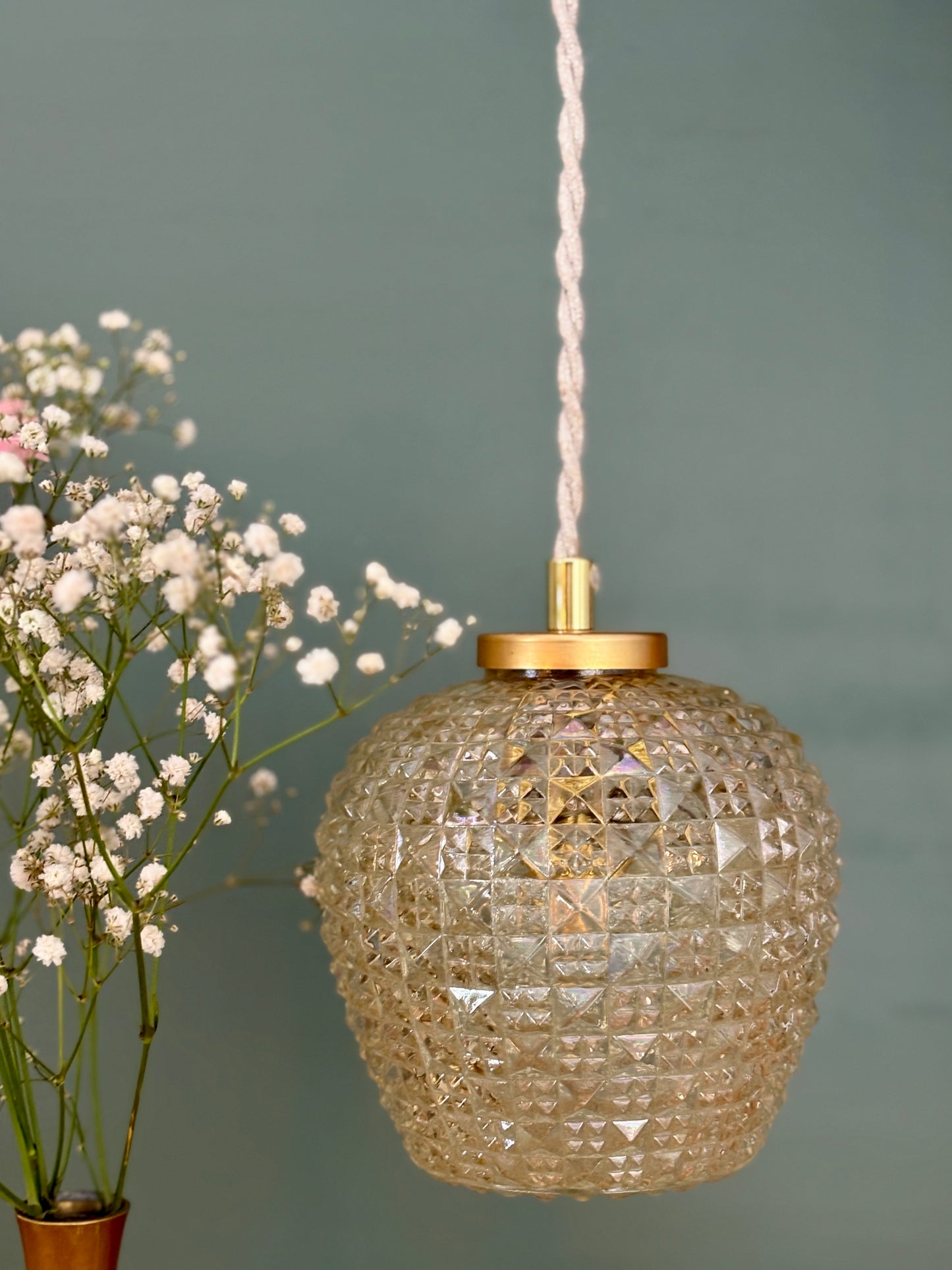 Suspension globe vintage en verre moulé ambré