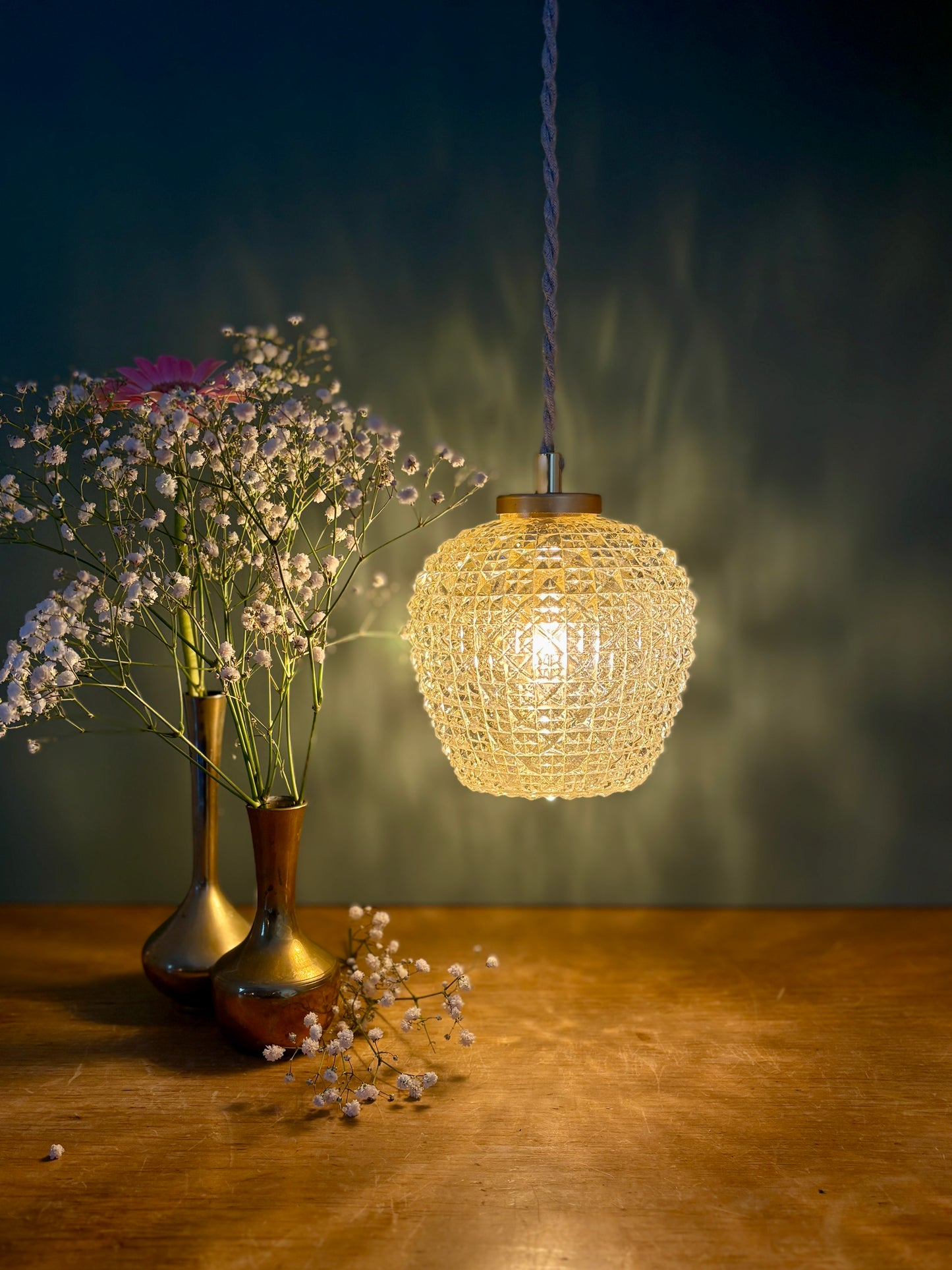 Suspension globe vintage en verre moulé ambré