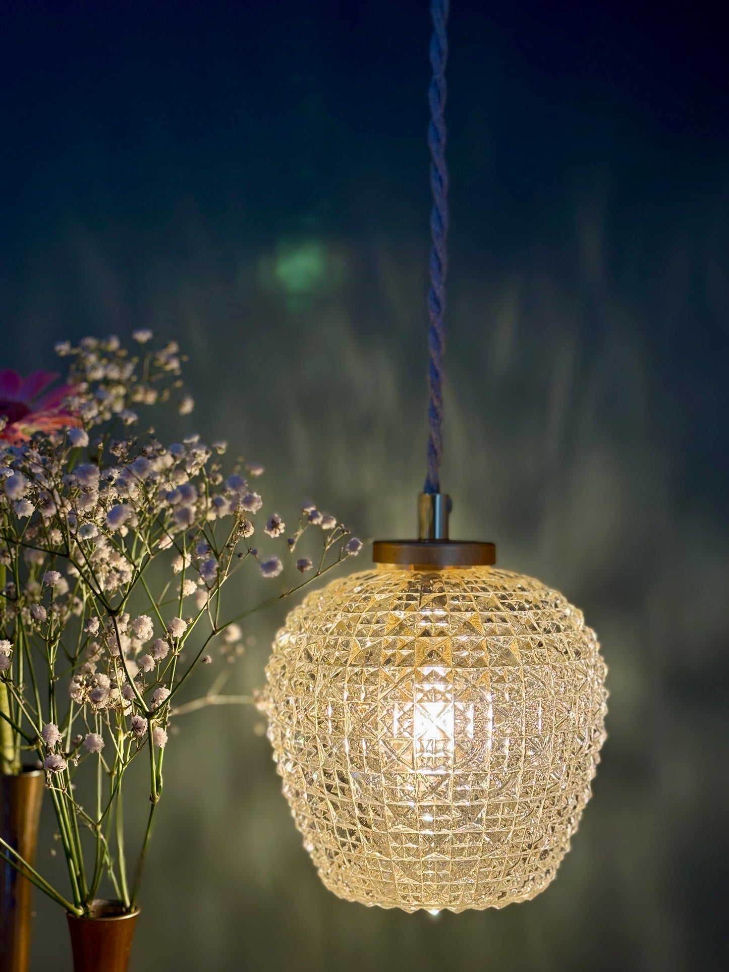 Suspension globe vintage en verre moulé ambré