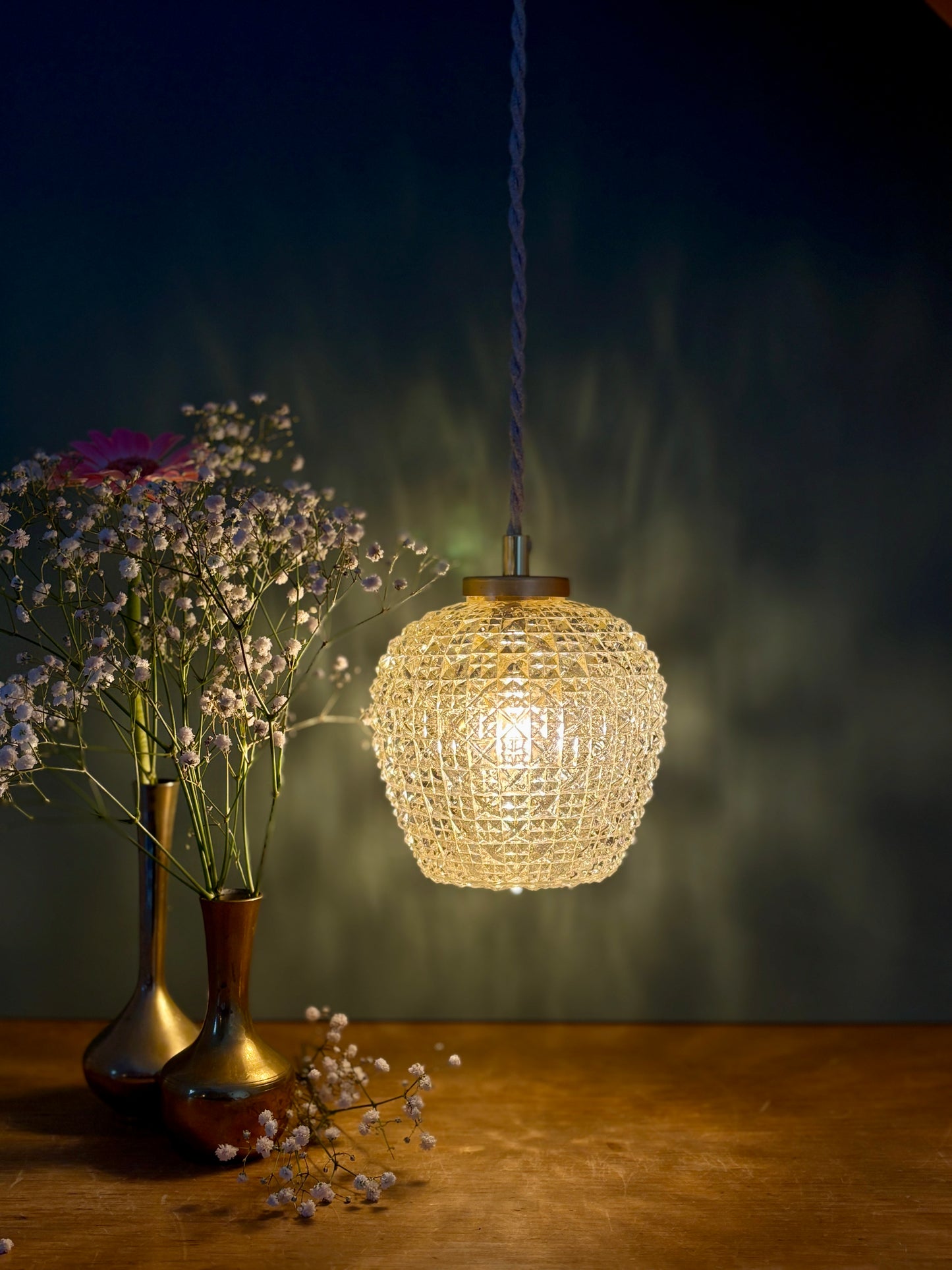 Suspension globe vintage en verre moulé ambré