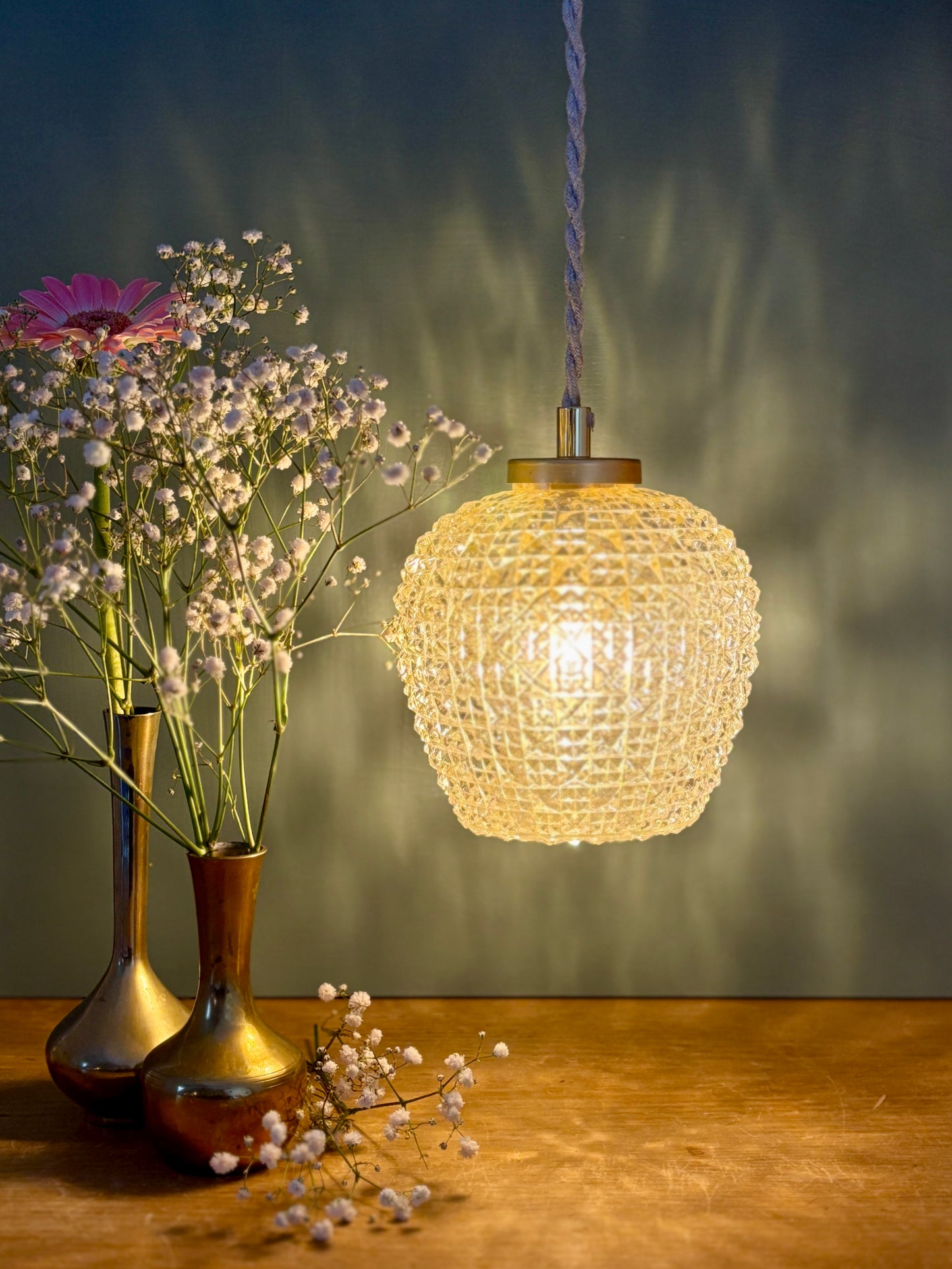 Suspension globe vintage en verre moulé ambré