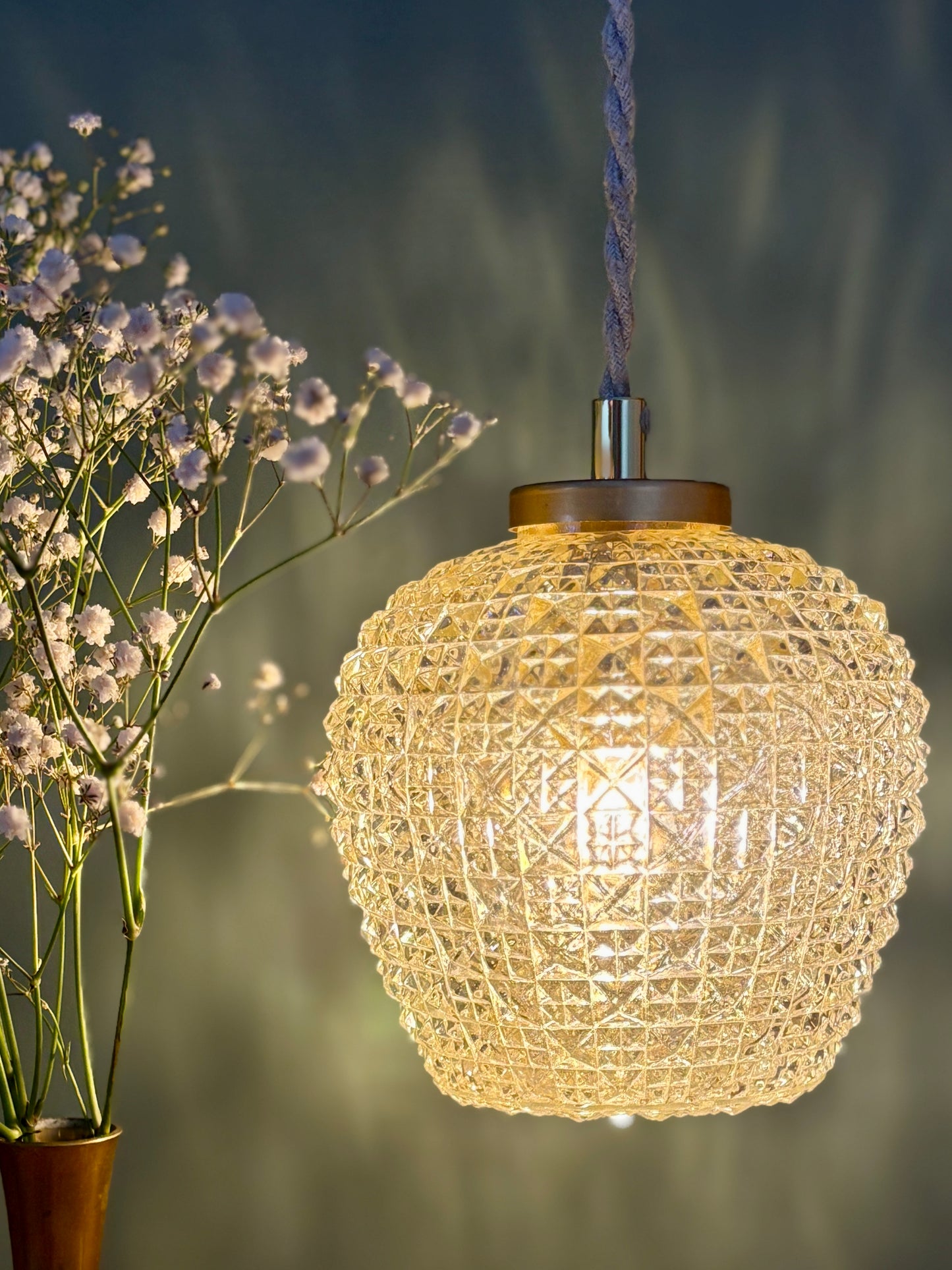 Suspension globe vintage en verre moulé ambré