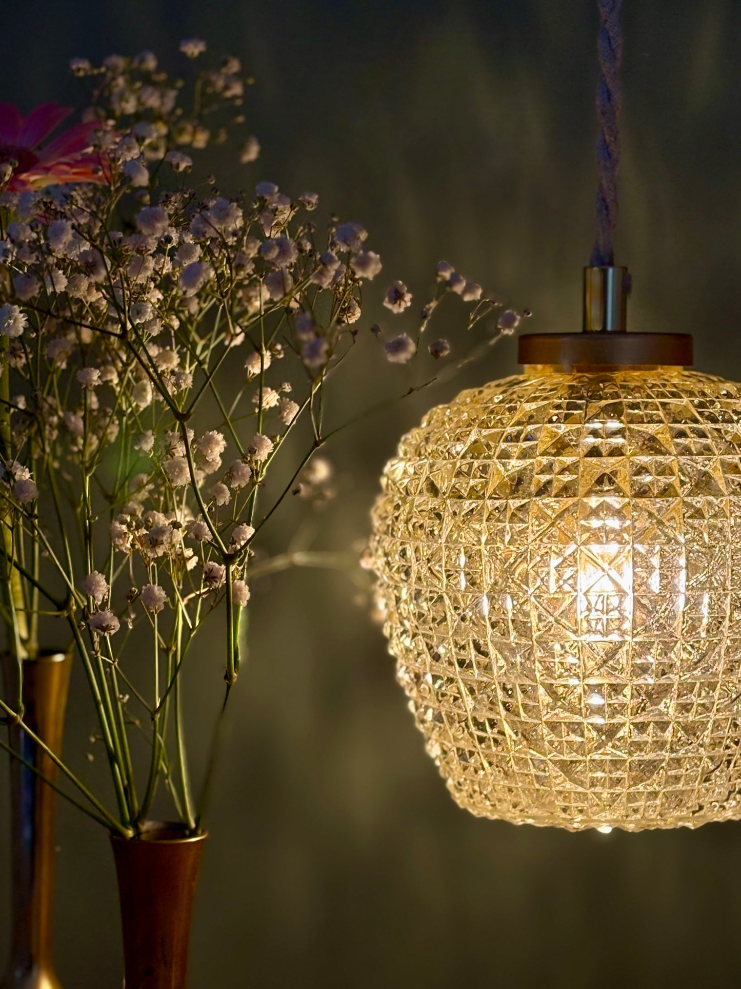 Suspension globe vintage en verre moulé ambré