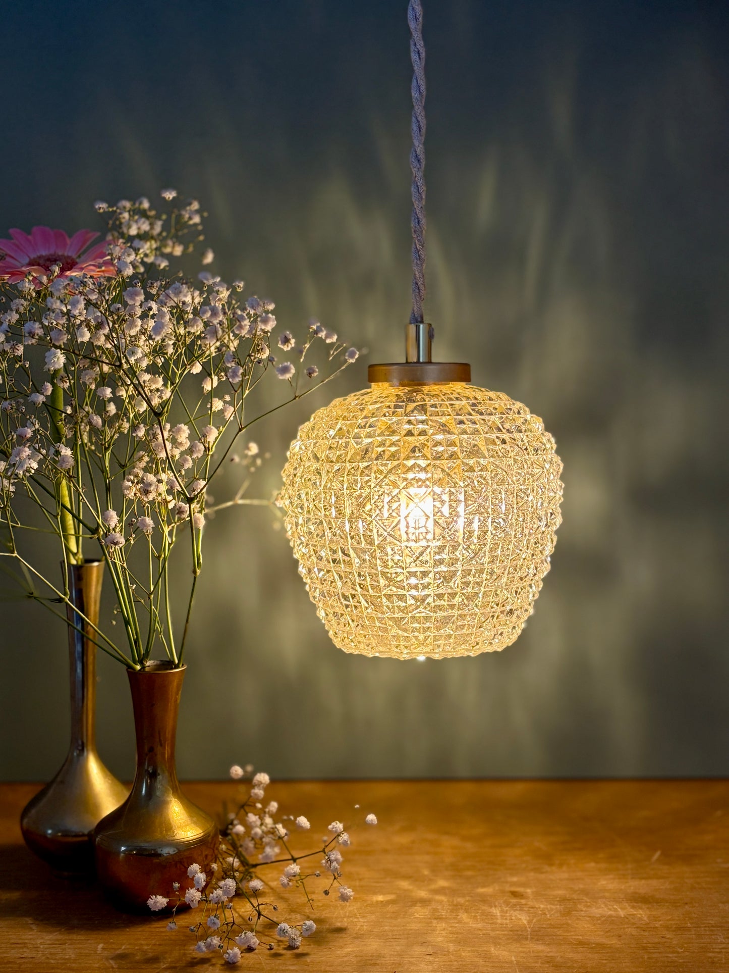 Suspension globe vintage en verre moulé ambré