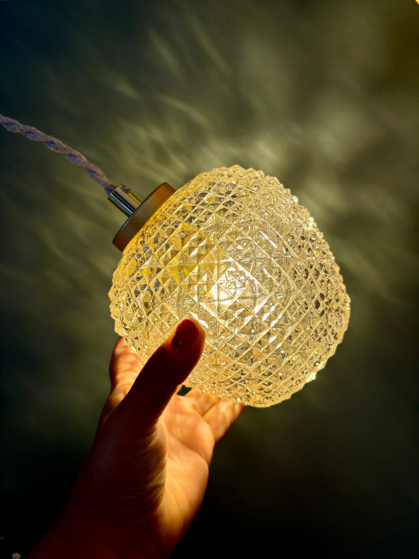 Suspension globe vintage en verre moulé ambré