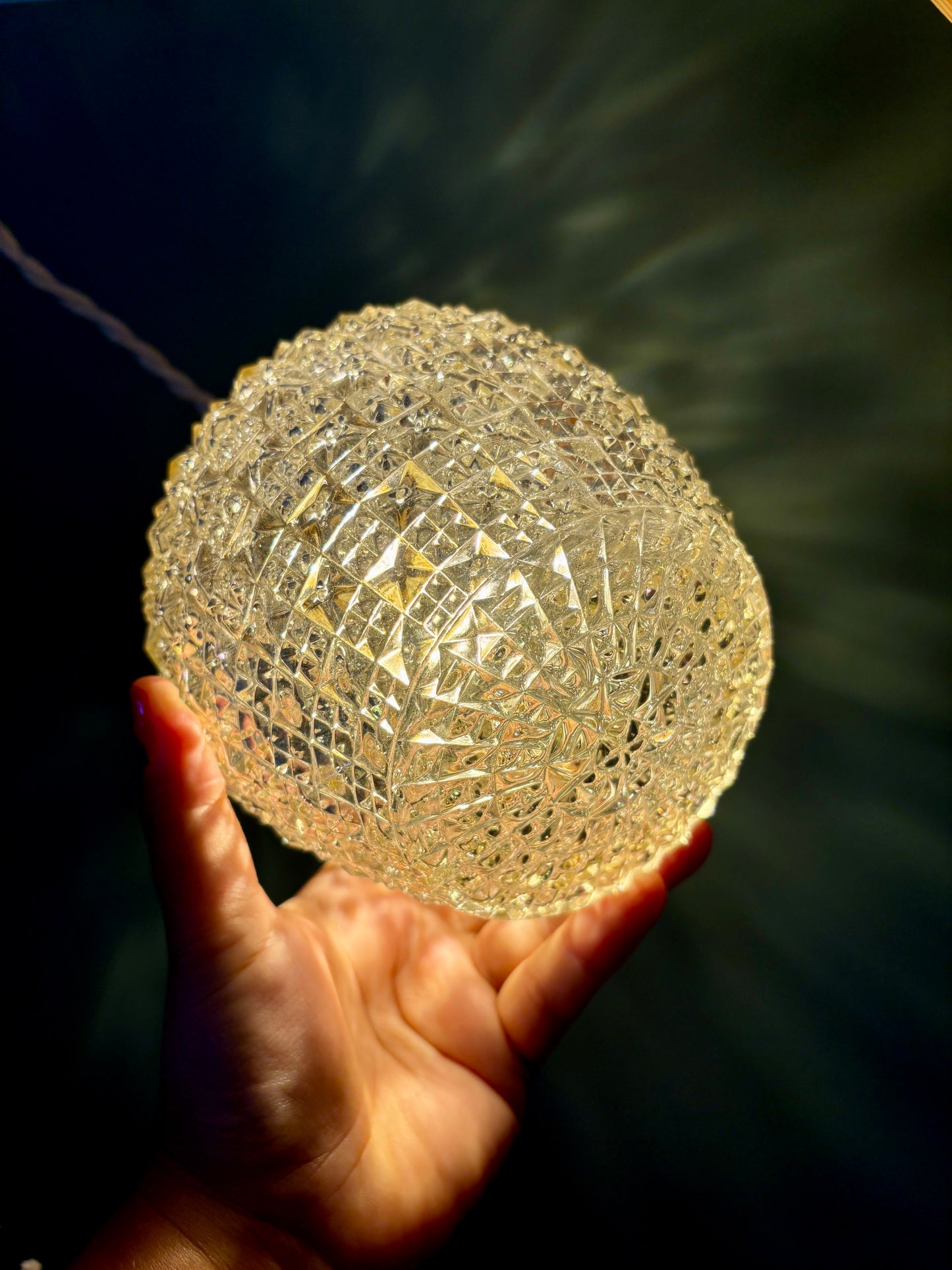 Suspension globe vintage en verre moulé ambré