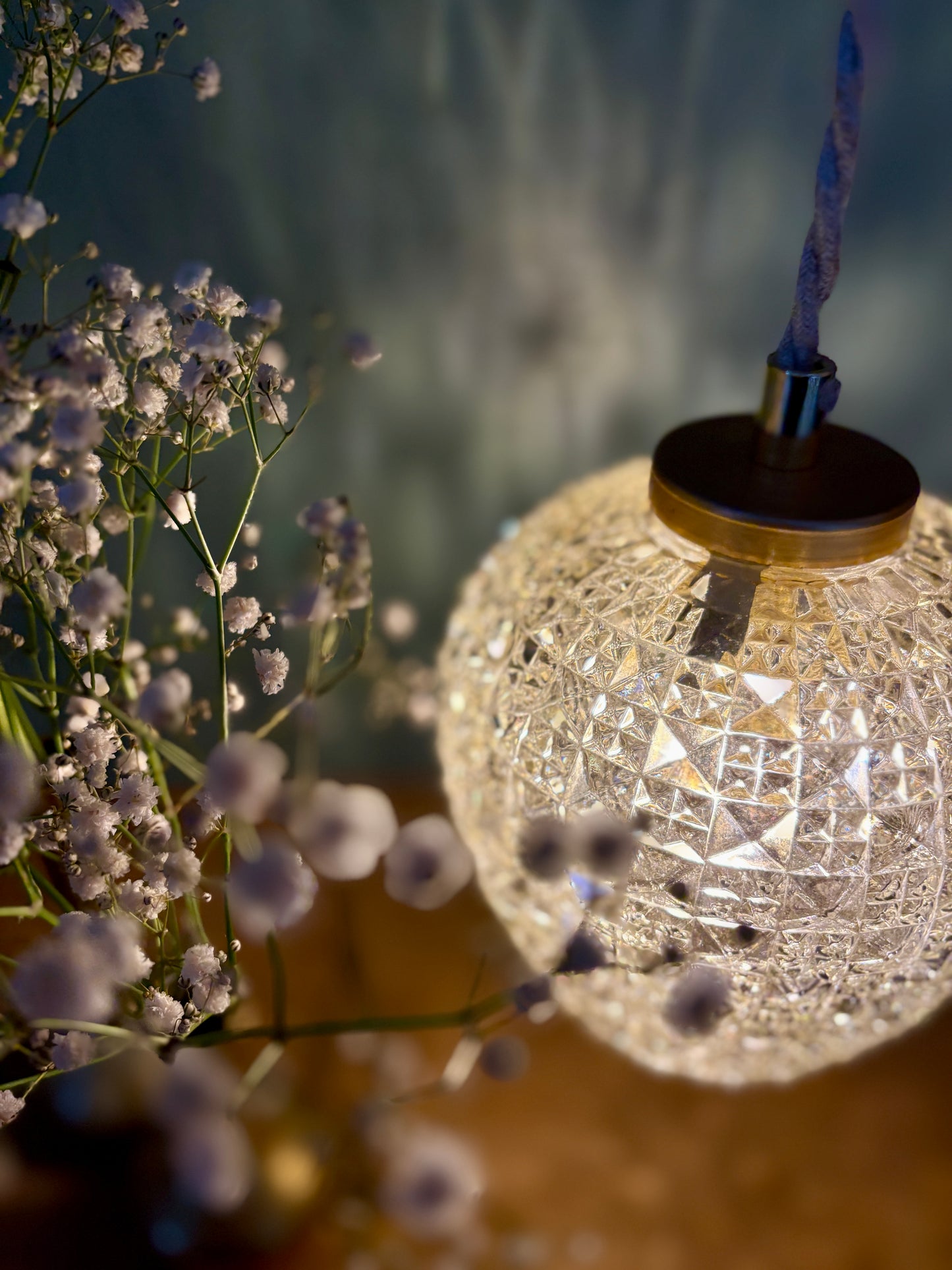 Suspension globe vintage en verre moulé ambré