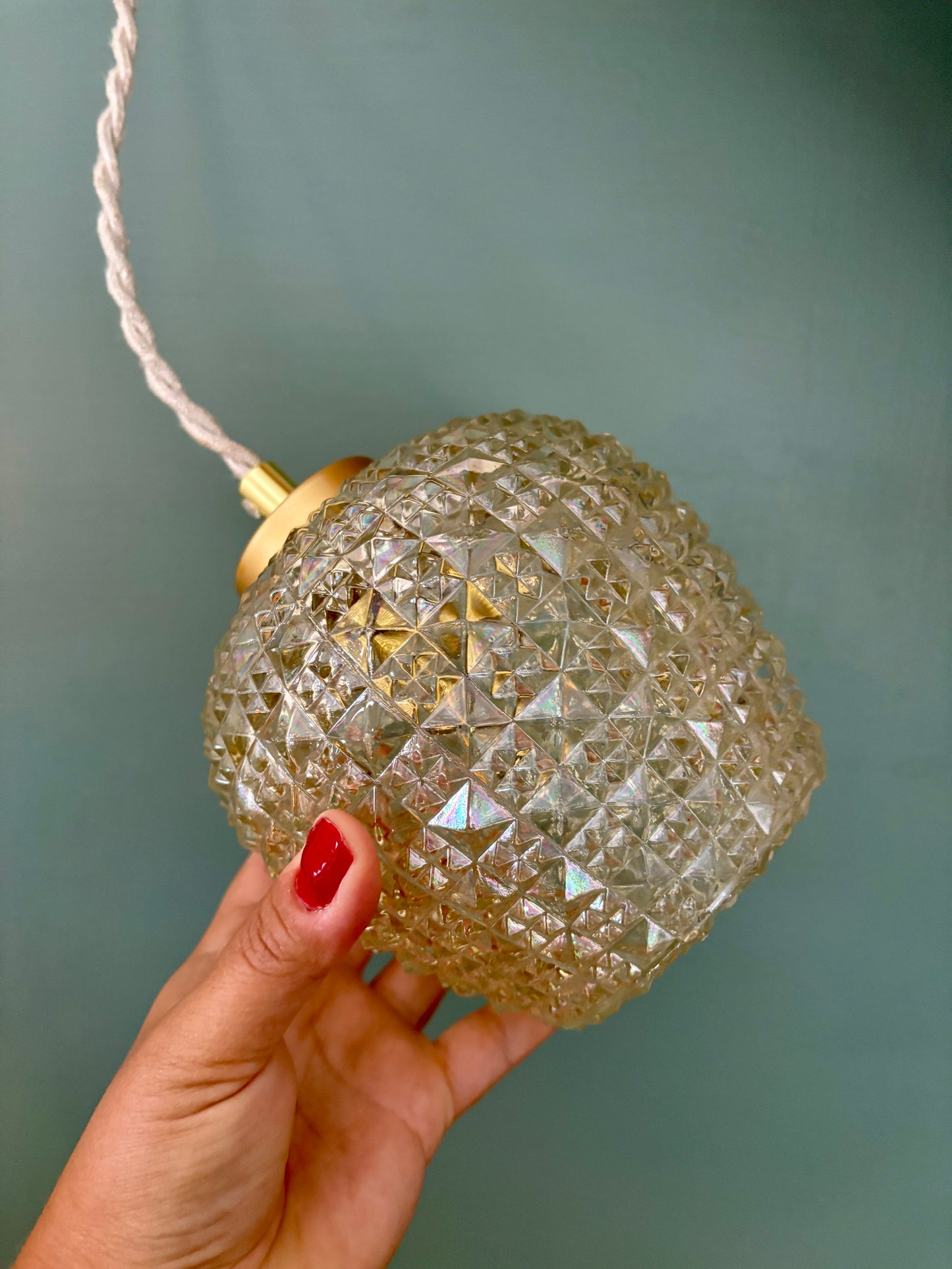 Suspension globe vintage en verre moulé ambré